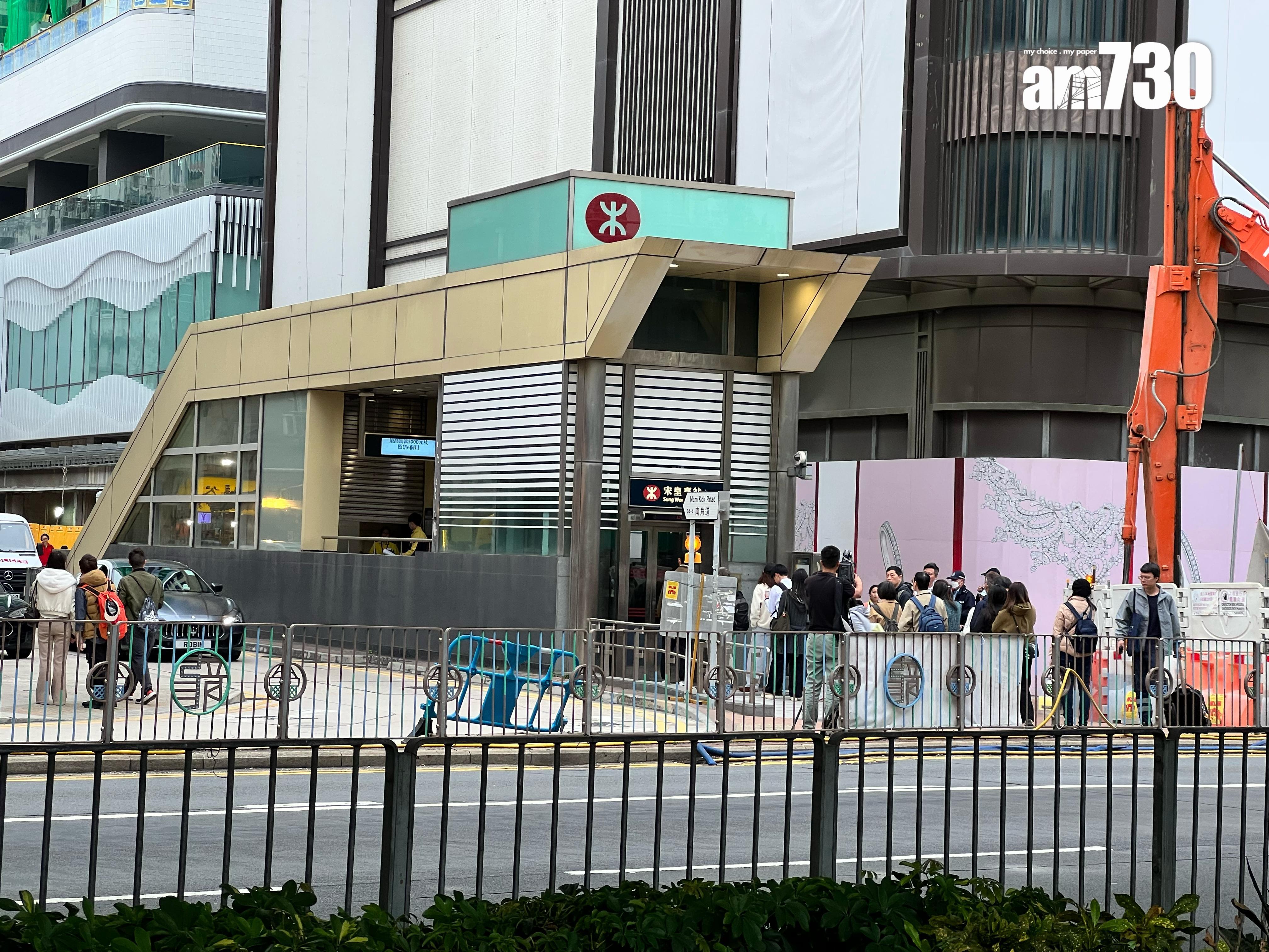 消息指,警方接獲港鐵職員報案稱發現不明行李箱,案件列作發現可疑物品。《am730》記者於宋皇臺站外視察,在警車於附近停泊,有警員及港鐵職員正處理事件。(《am730》記者攝)