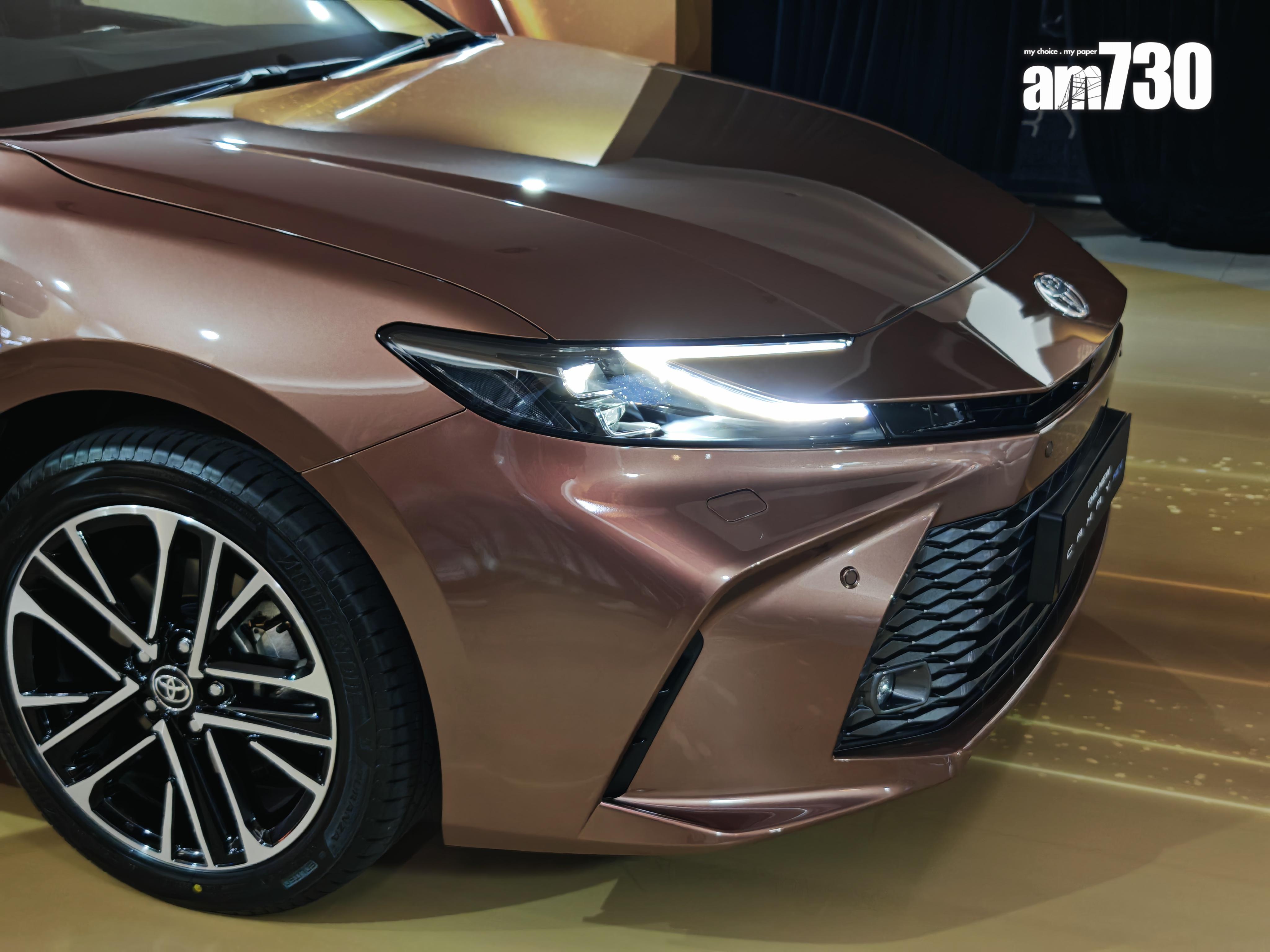 Toyota Camry HEV車身線條銳利,設有18寸雙色鋁合金輪圈。