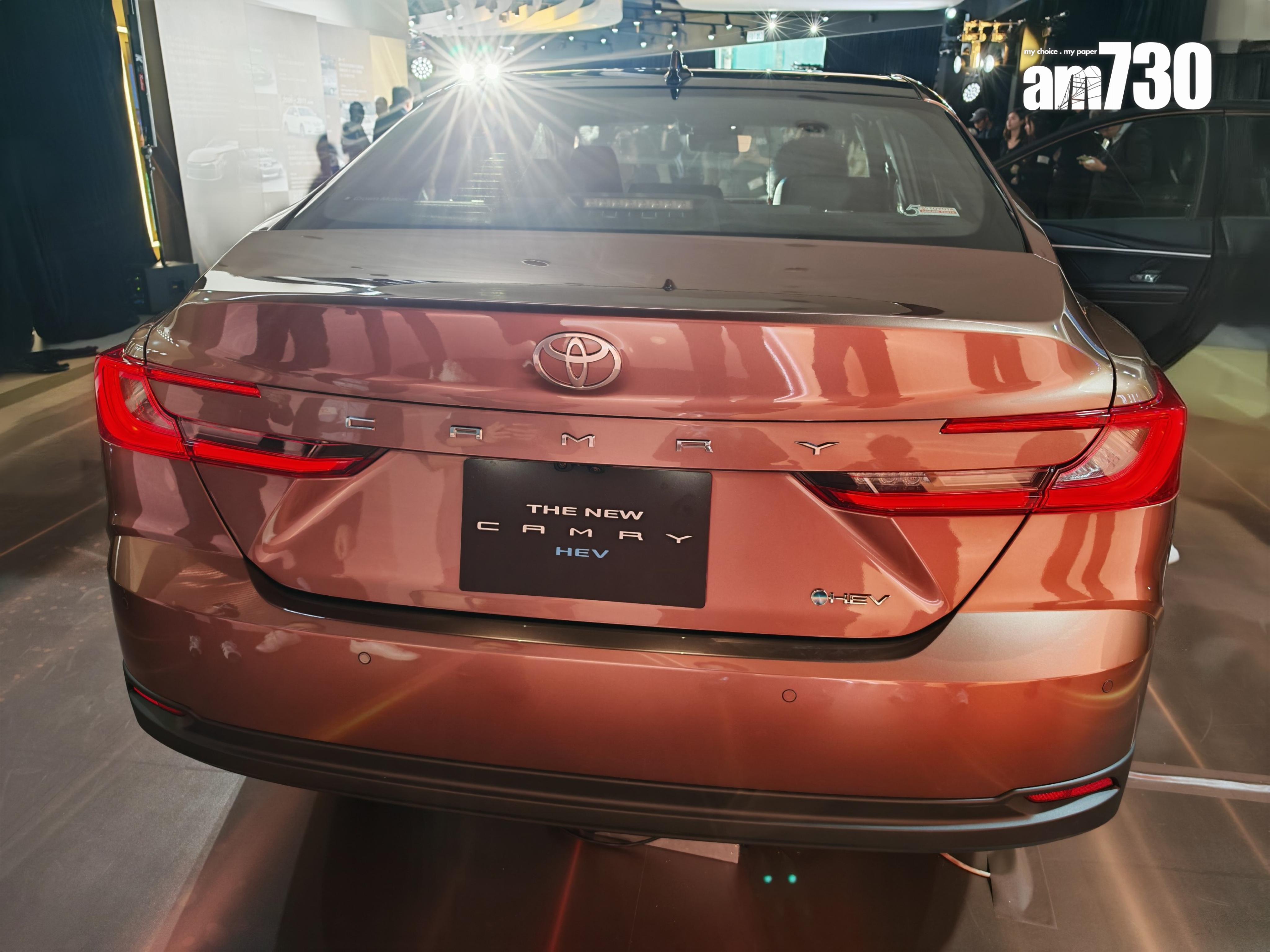 Toyota Camry HEV車尾有CAMRY字樣。