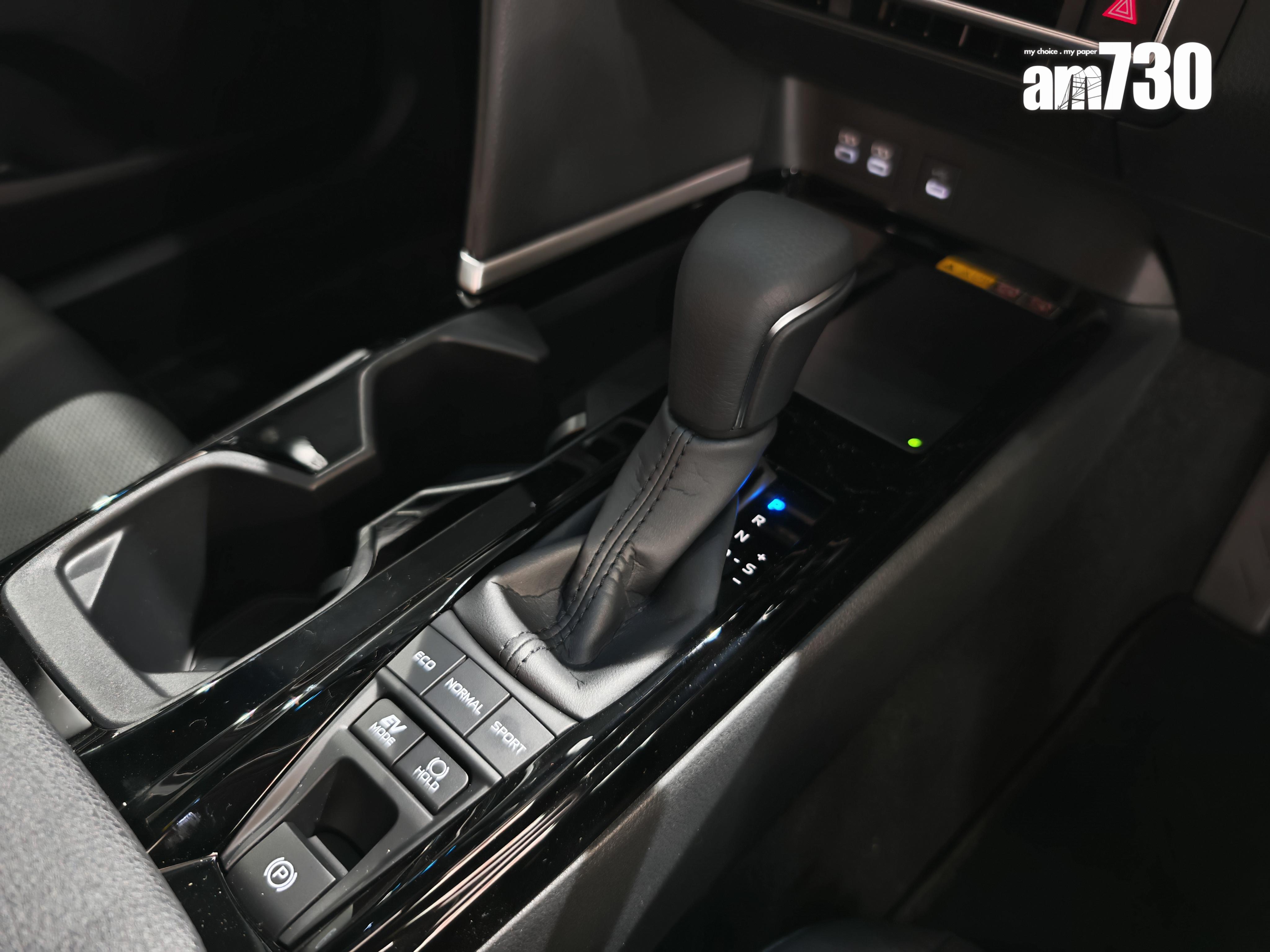 Toyota Camry HEV仍然採用傳統波棍及實體鍵。