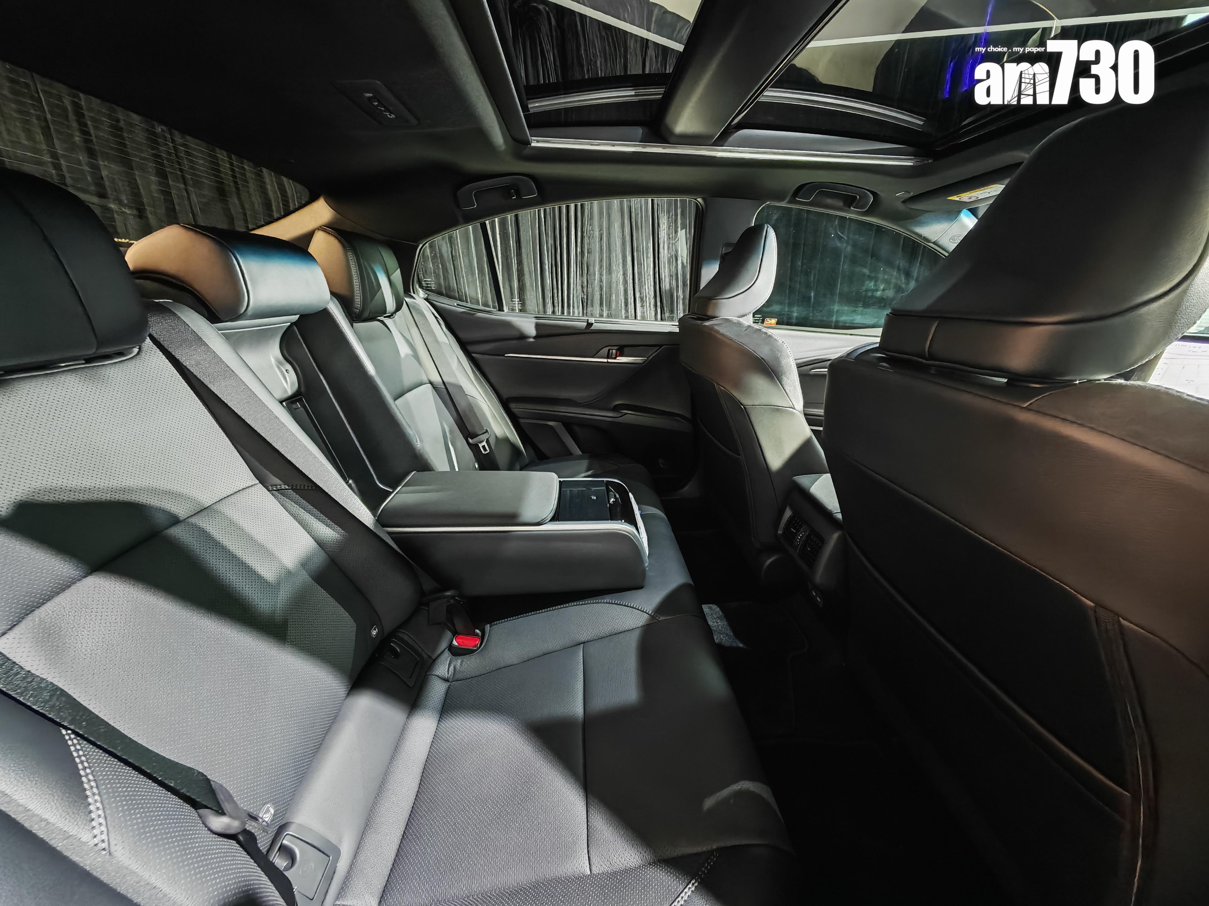 Toyota Camry HEV後排空間闊落,更有天窗版選配。