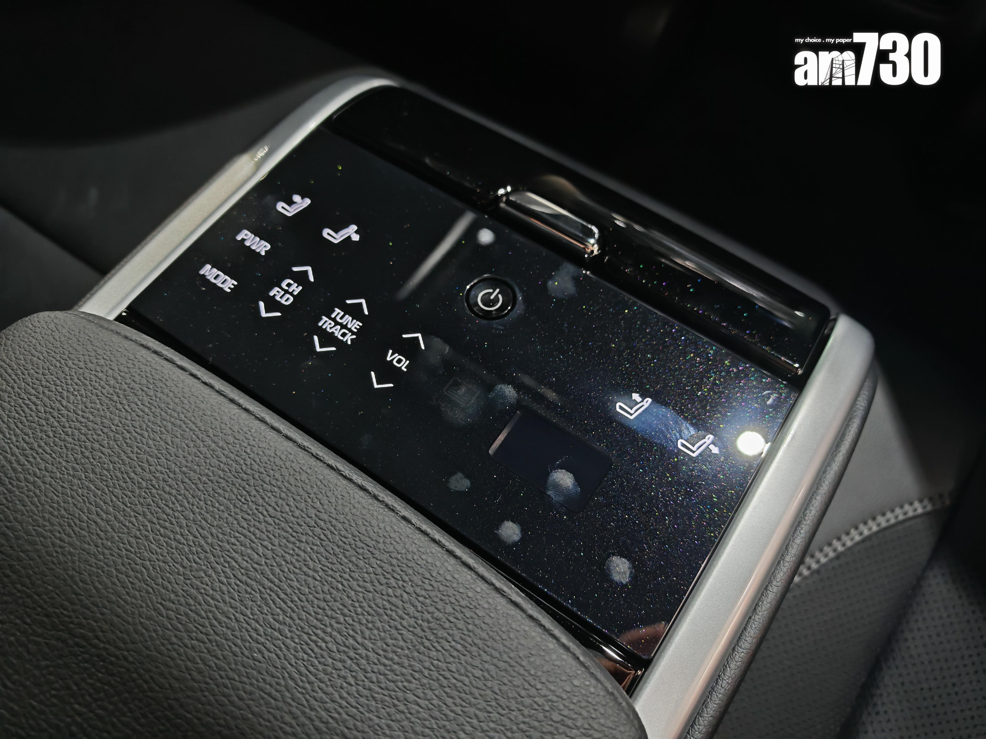 Toyota Camry HEV首次引入中央手枕綜合控制面板,可控制冷氣及座位傾斜度。