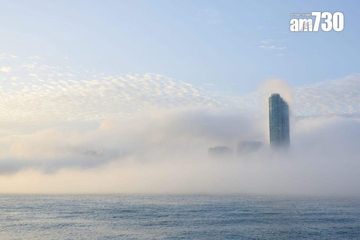 維多利亞港今日有海霧升起,建築物和船隻若隱若現。(林俊源攝)