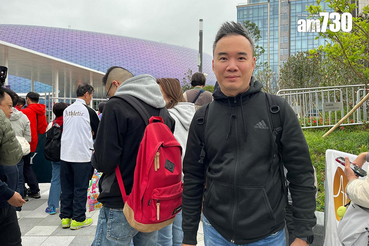 陳先生認為飛機低飛十分難得,特地到啟德觀看。(陳詠琳攝)