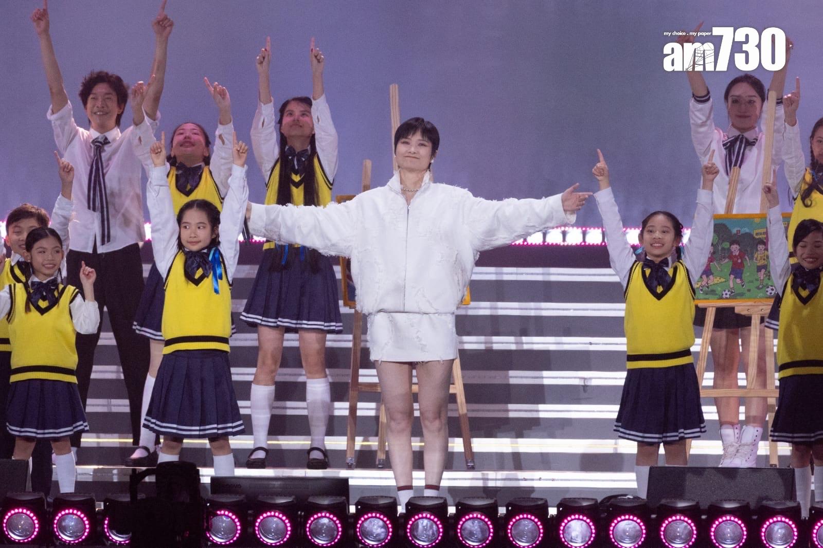 李宇春上台唱《和你一樣》,多位小朋友就捧住畫作為她和音。 (蘇文傑攝)