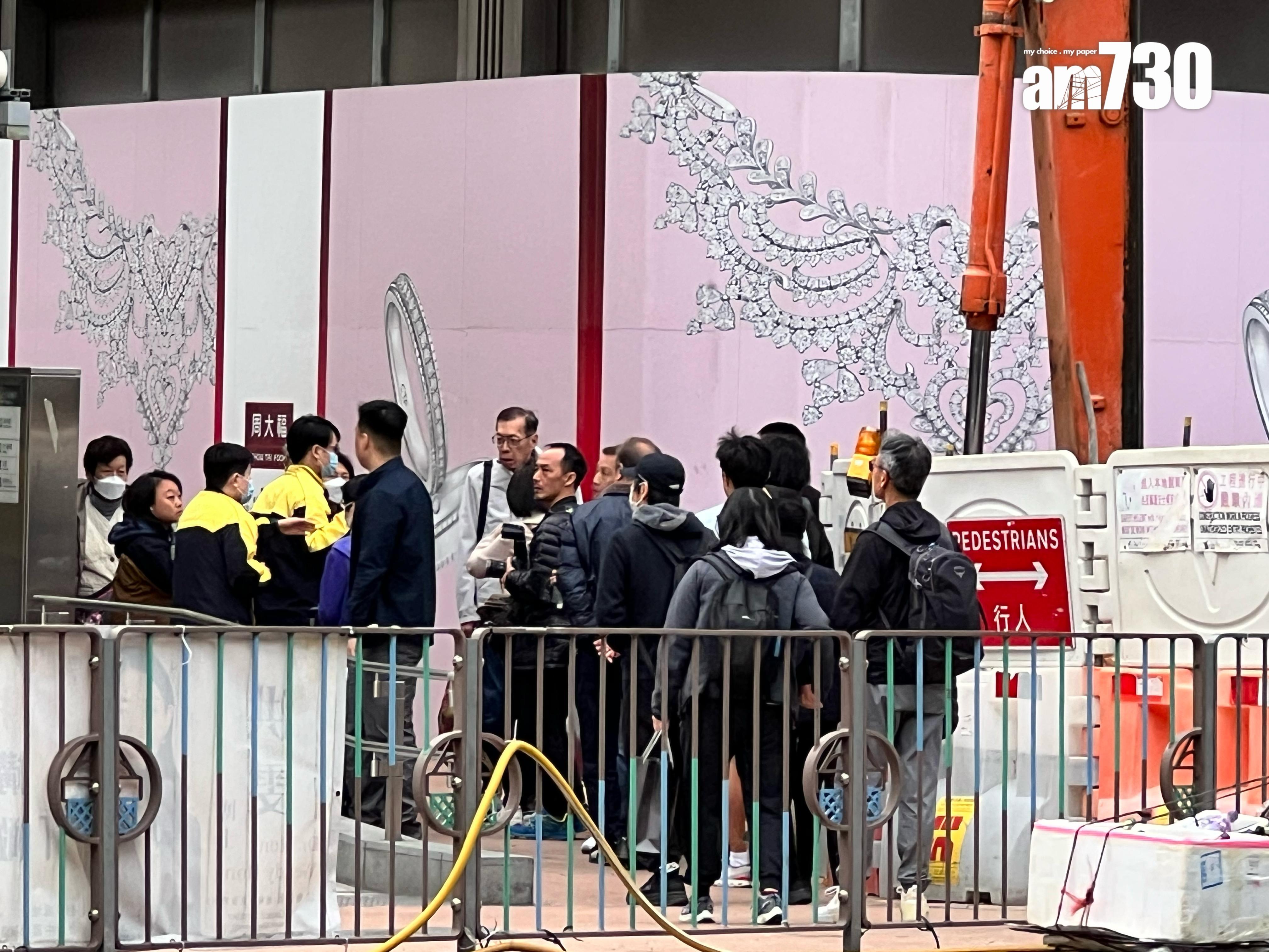 消息指,警方接獲港鐵職員報案稱發現不明行李箱,案件列作發現可疑物品。《am730》記者於宋皇臺站外視察,在警車於附近停泊,有警員及港鐵職員正處理事件。(《am730》記者攝)