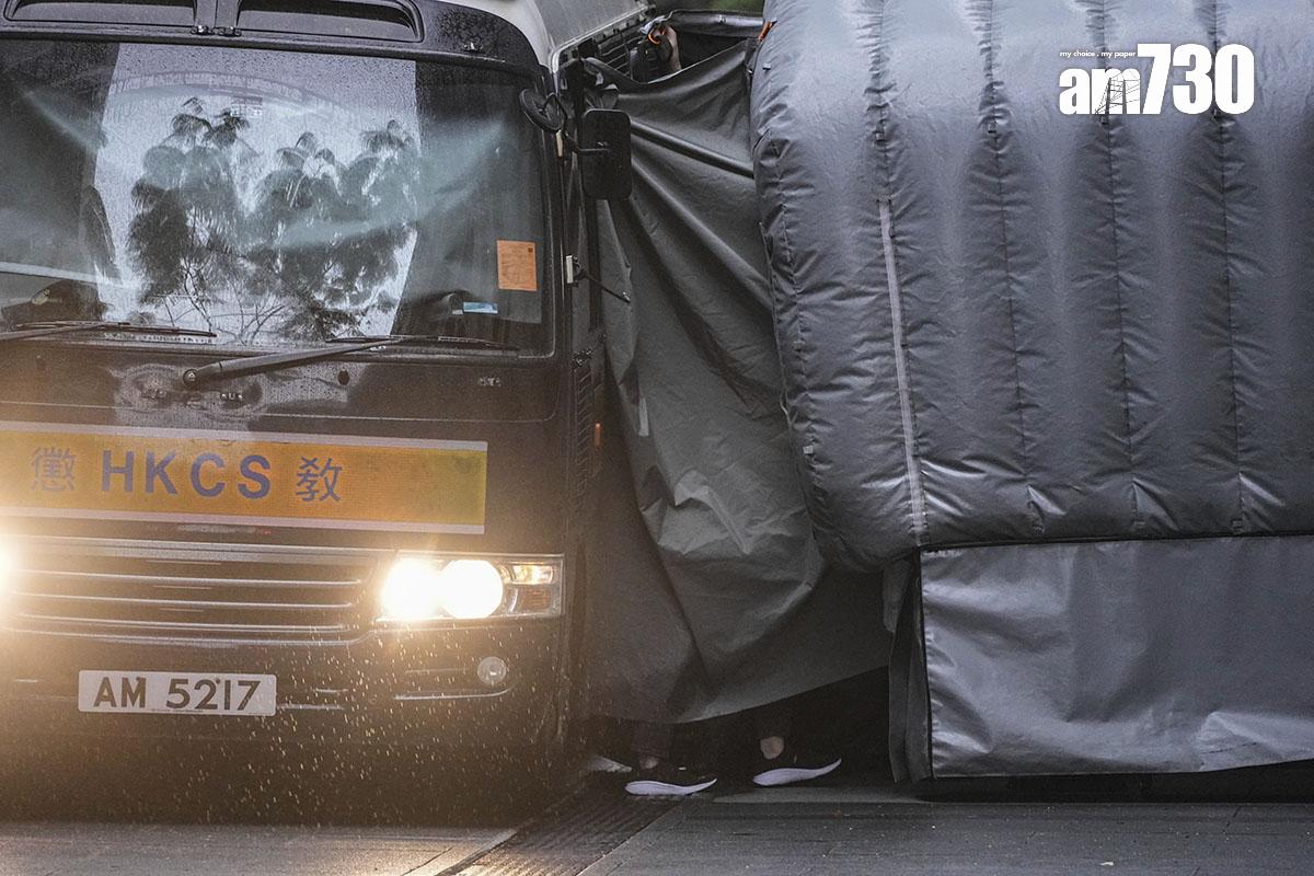 懲教署在囚車與終審法院之間架起充氣通道,鄒幸彤經此進出法院。(美聯社)
