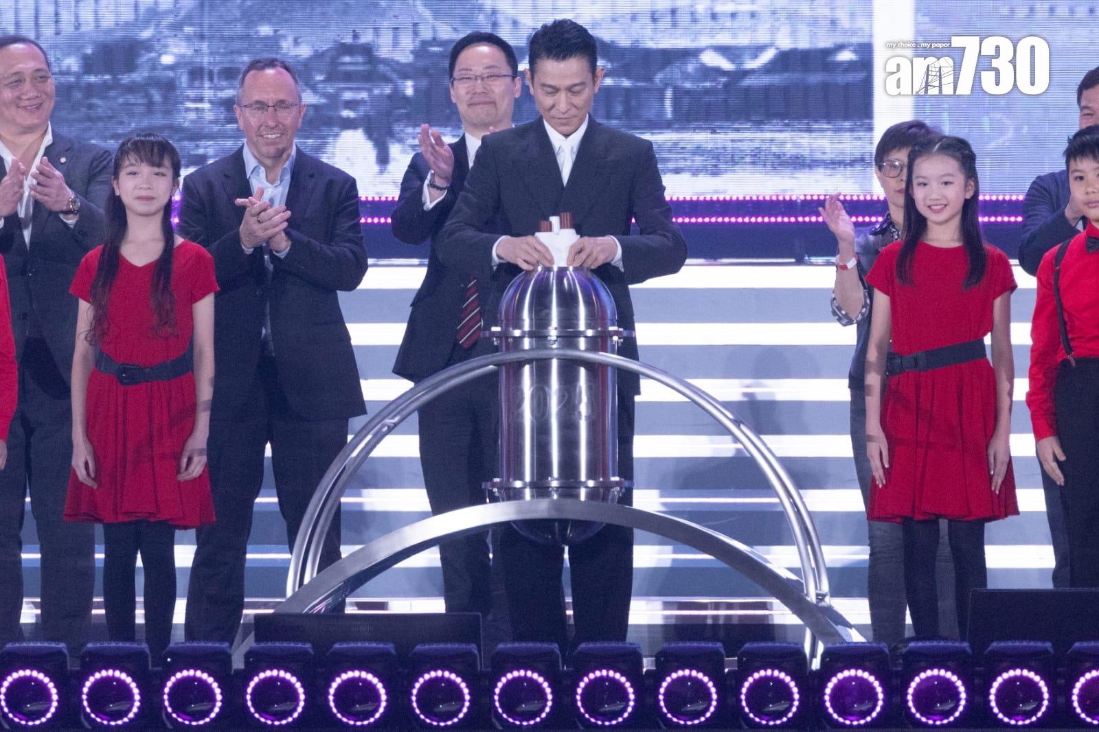 華仔把合照及三米圖放至時間囊。 (蘇文傑攝)