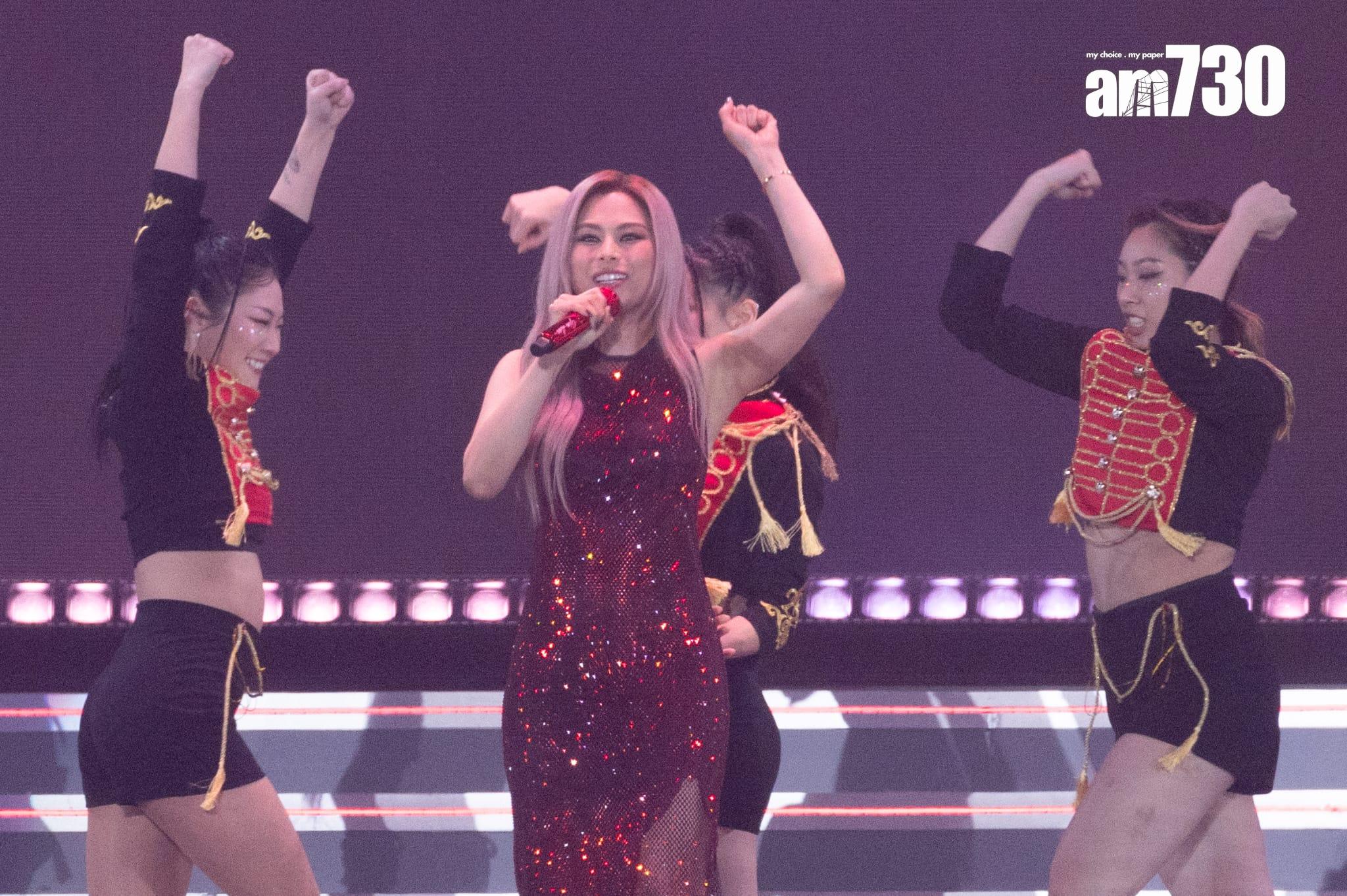 Gin Lee飆高音大曬唱功。 (蘇文傑攝)