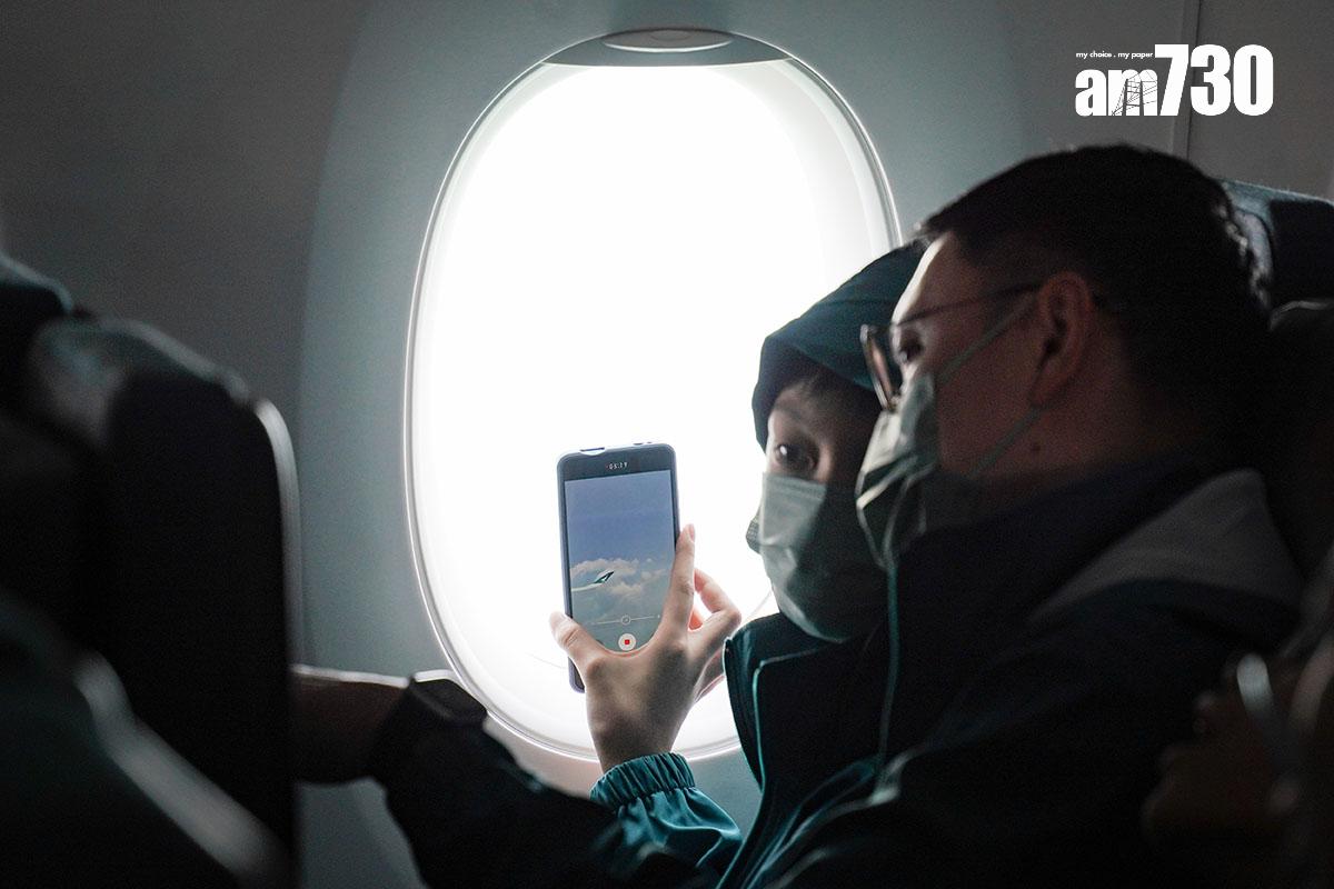 有旅客稱在國泰航空客機上遺失SIM卡,最終由職員拆櫈協助尋回;圖非涉事客機。(資料圖片)