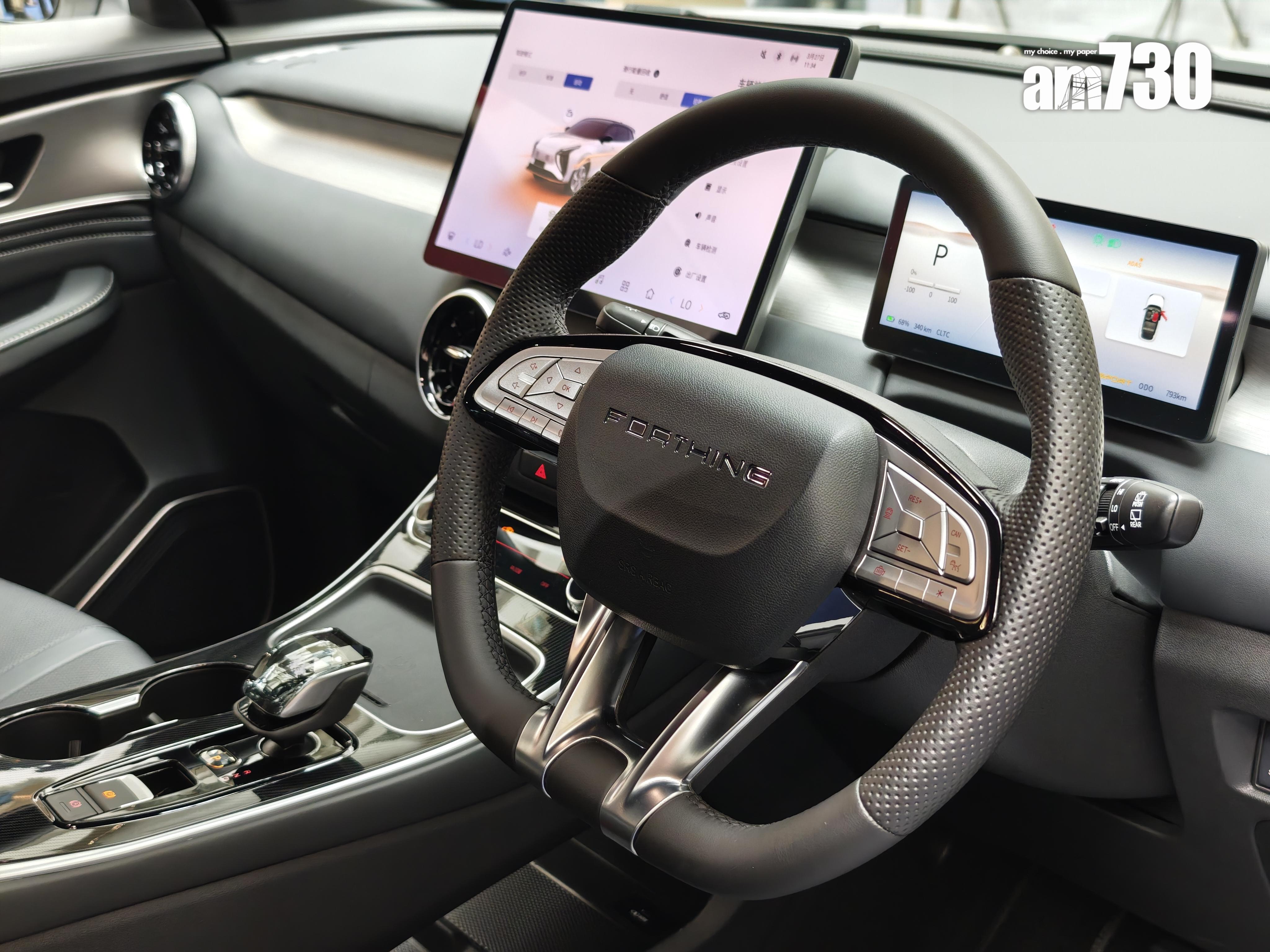 電動車|東風風行05中控台及軚盤保持大量按鍵。