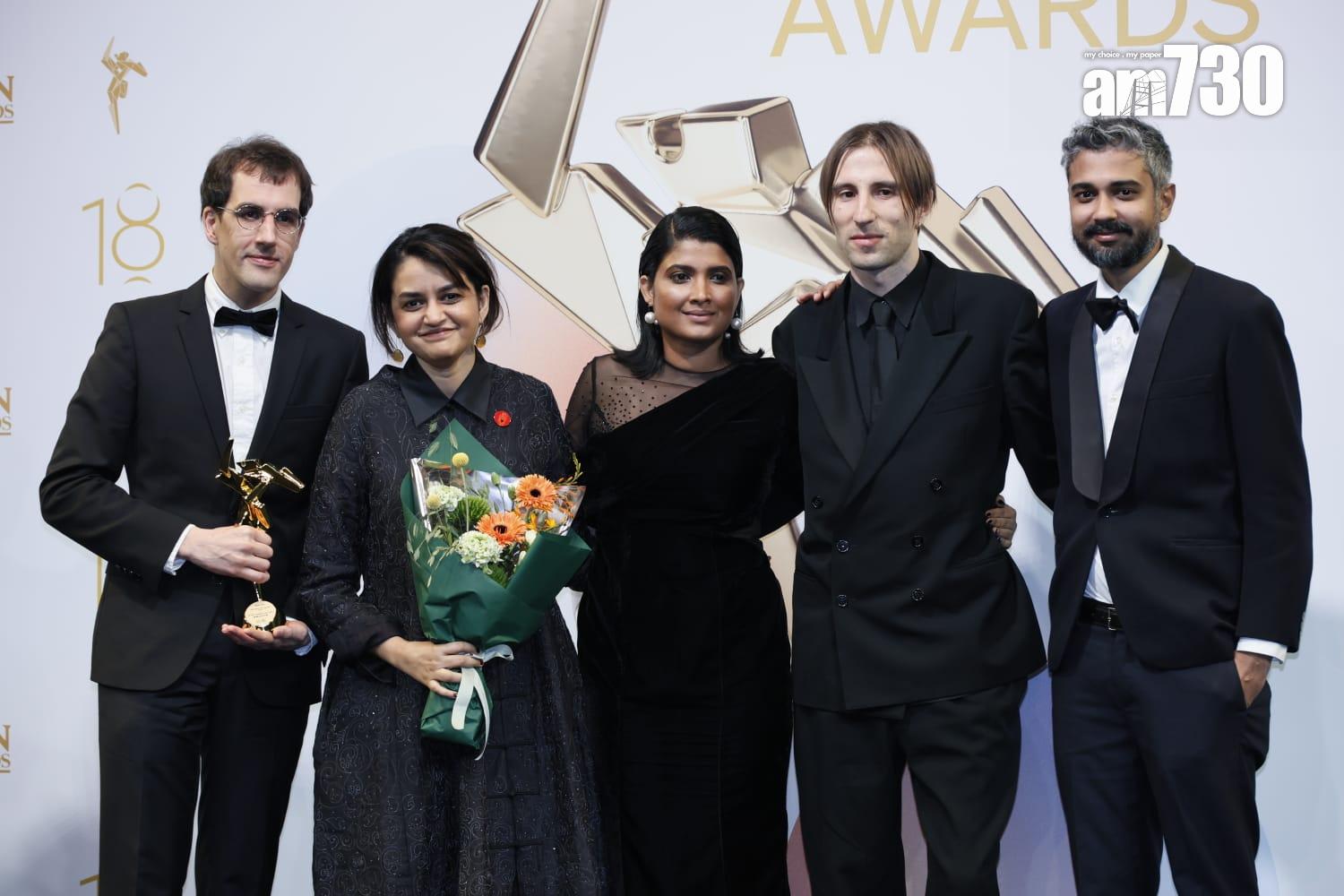 Payal Kapadia與《乘著光的幻想》團隊分享殊榮。