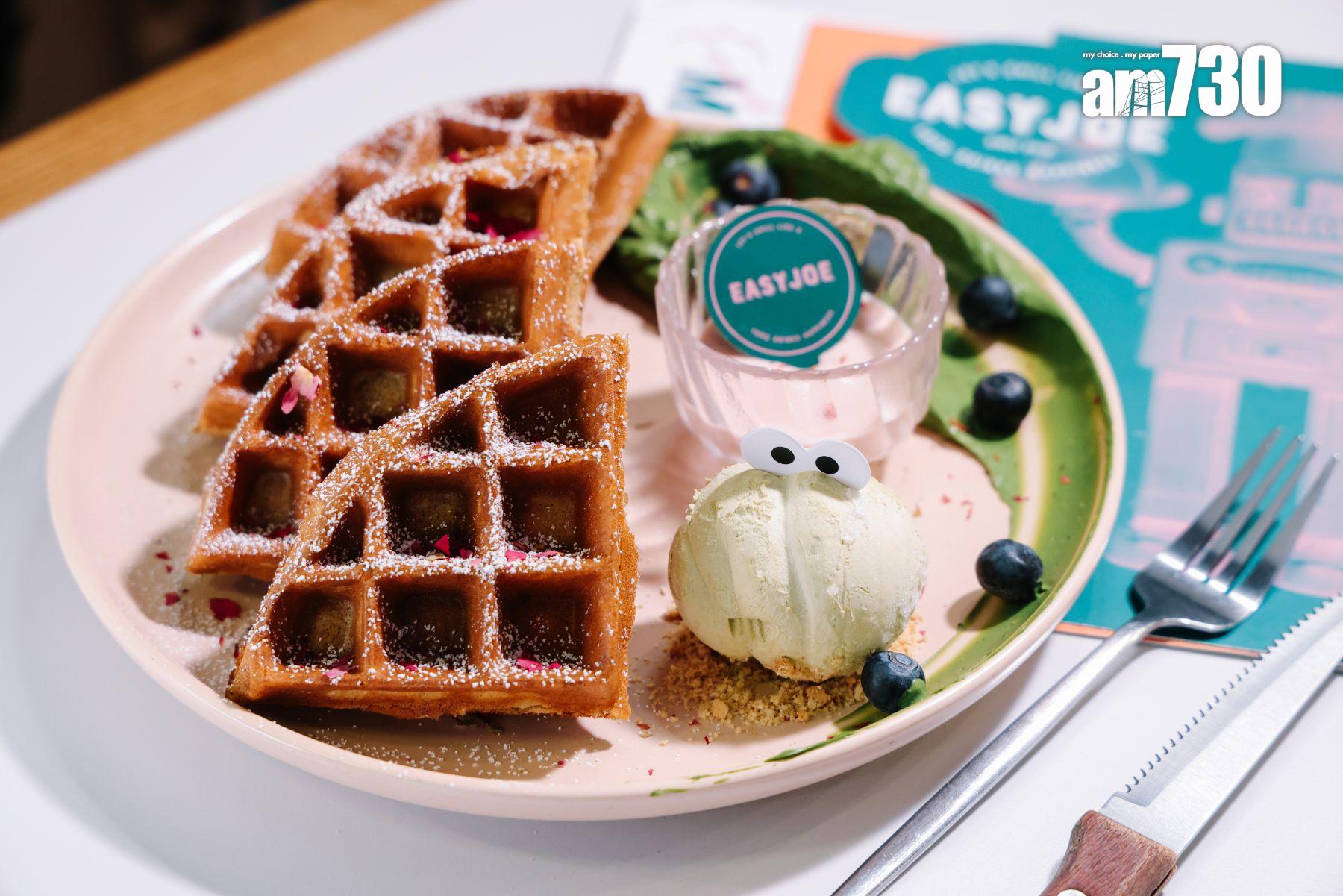 招牌窩夫配雪糕(豆腐味/玄米茶味)$128 窩夫具蛋香,面層鬆脆內裡柔韌。