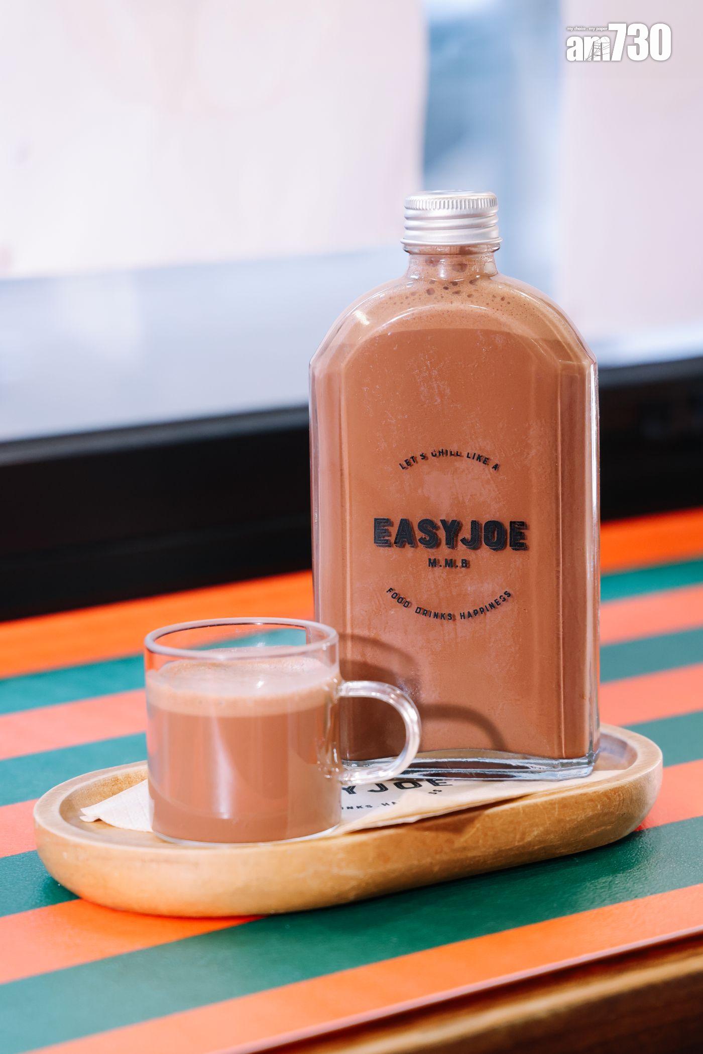 特濃朱古力$58 混合73.5%比利時朱古力、日本可可粉、特調朱古力漿及奶,朱古力味相當濃厚。為了防止出品變質,不設外賣只限堂飲。