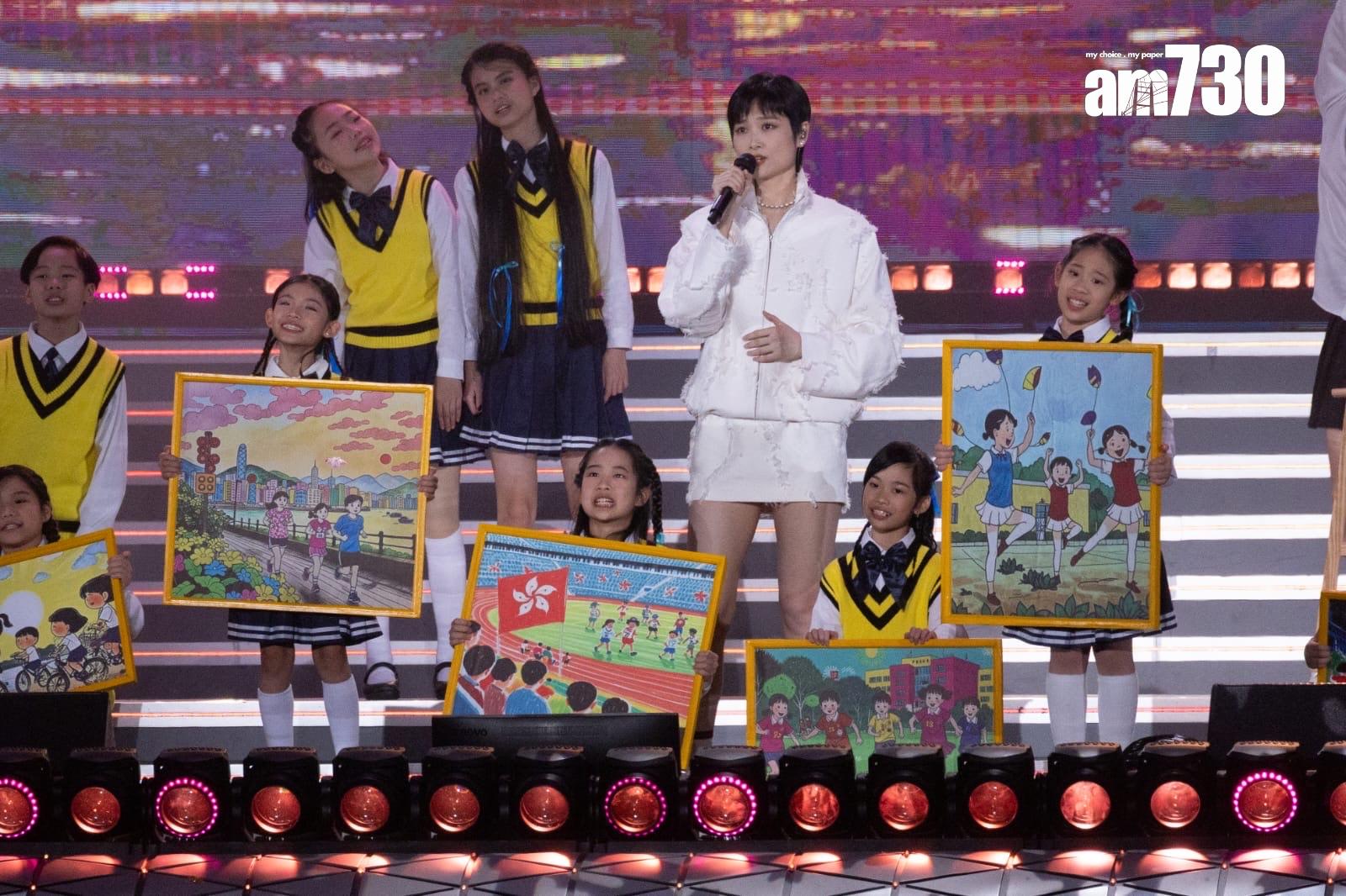 李宇春獲多位小朋友就捧住畫作為她和音。 (蘇文傑攝)