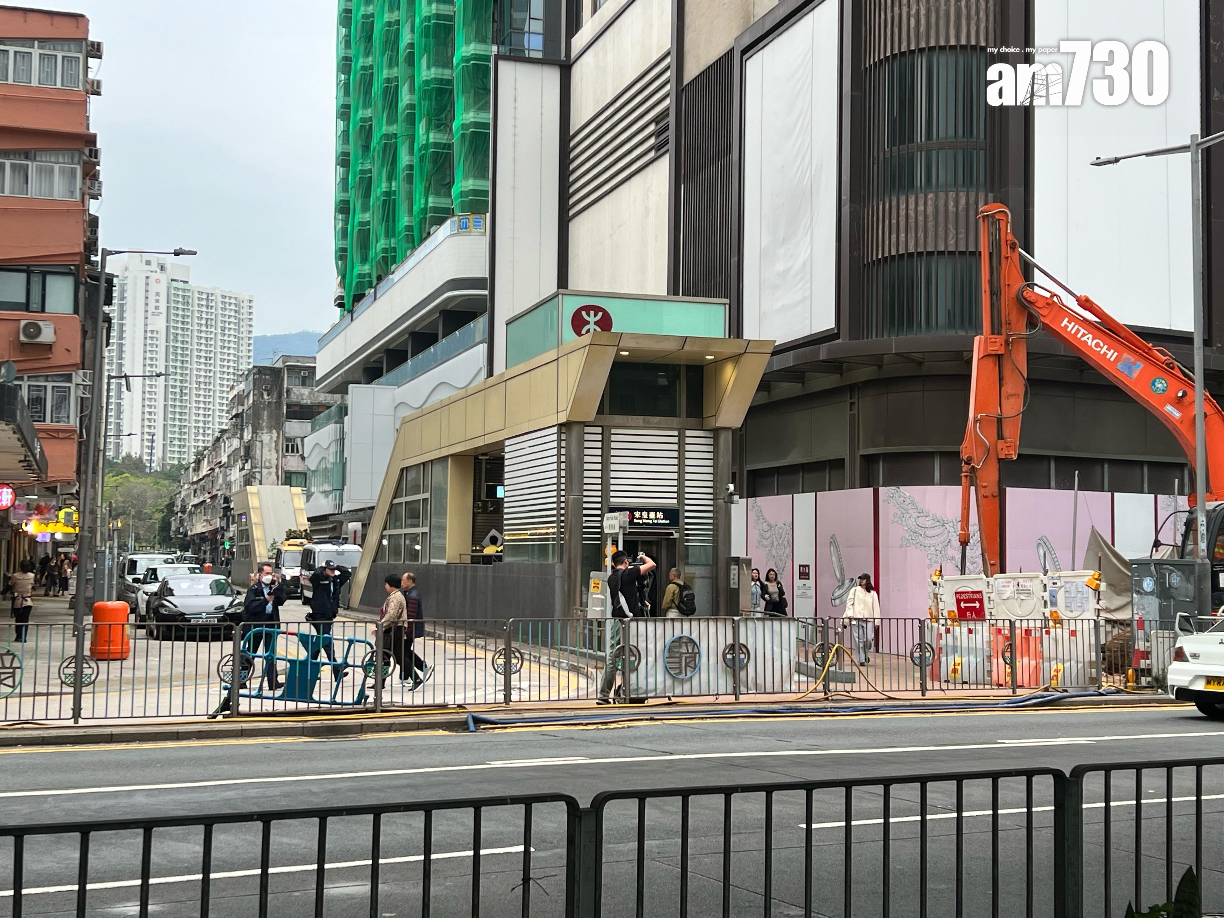 消息指,警方接獲港鐵職員報案稱發現不明行李箱,案件列作發現可疑物品。《am730》記者於宋皇臺站外視察,在警車於附近停泊,有警員及港鐵職員正處理事件。(《am730》記者攝)