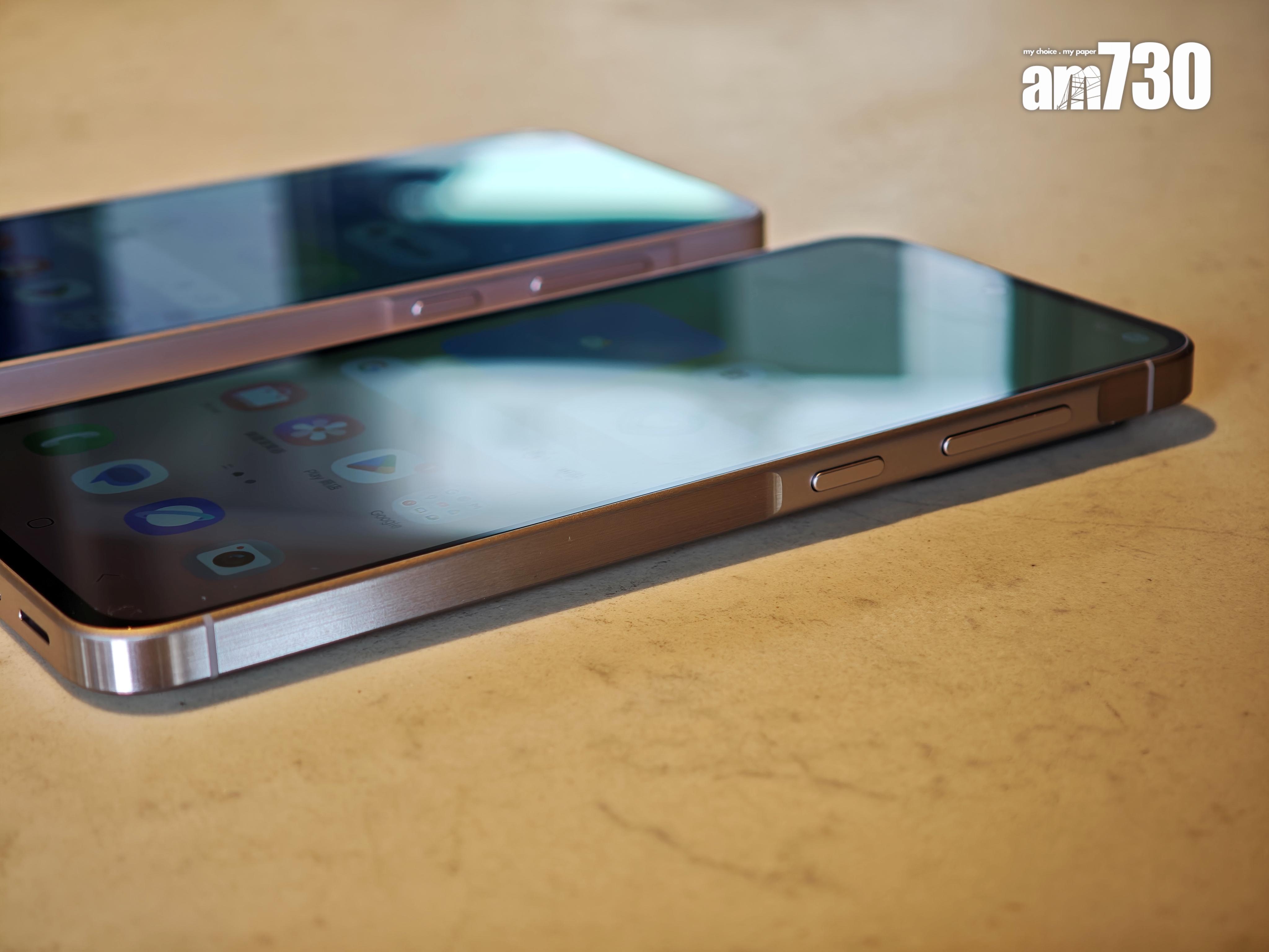 兩部手機機身右側均有一凹槽增加手感。