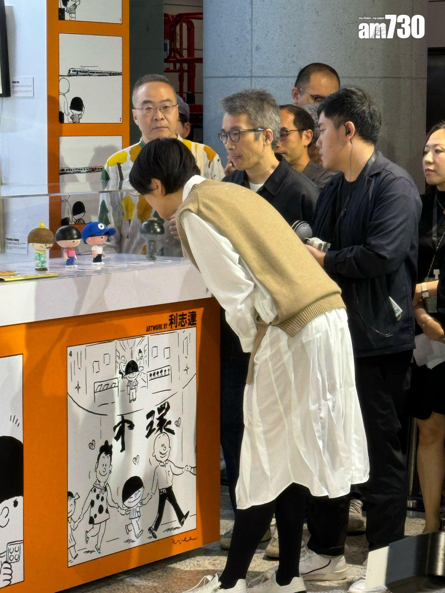 梁詠琪到場後細心欣賞展品。 (娛樂組攝)