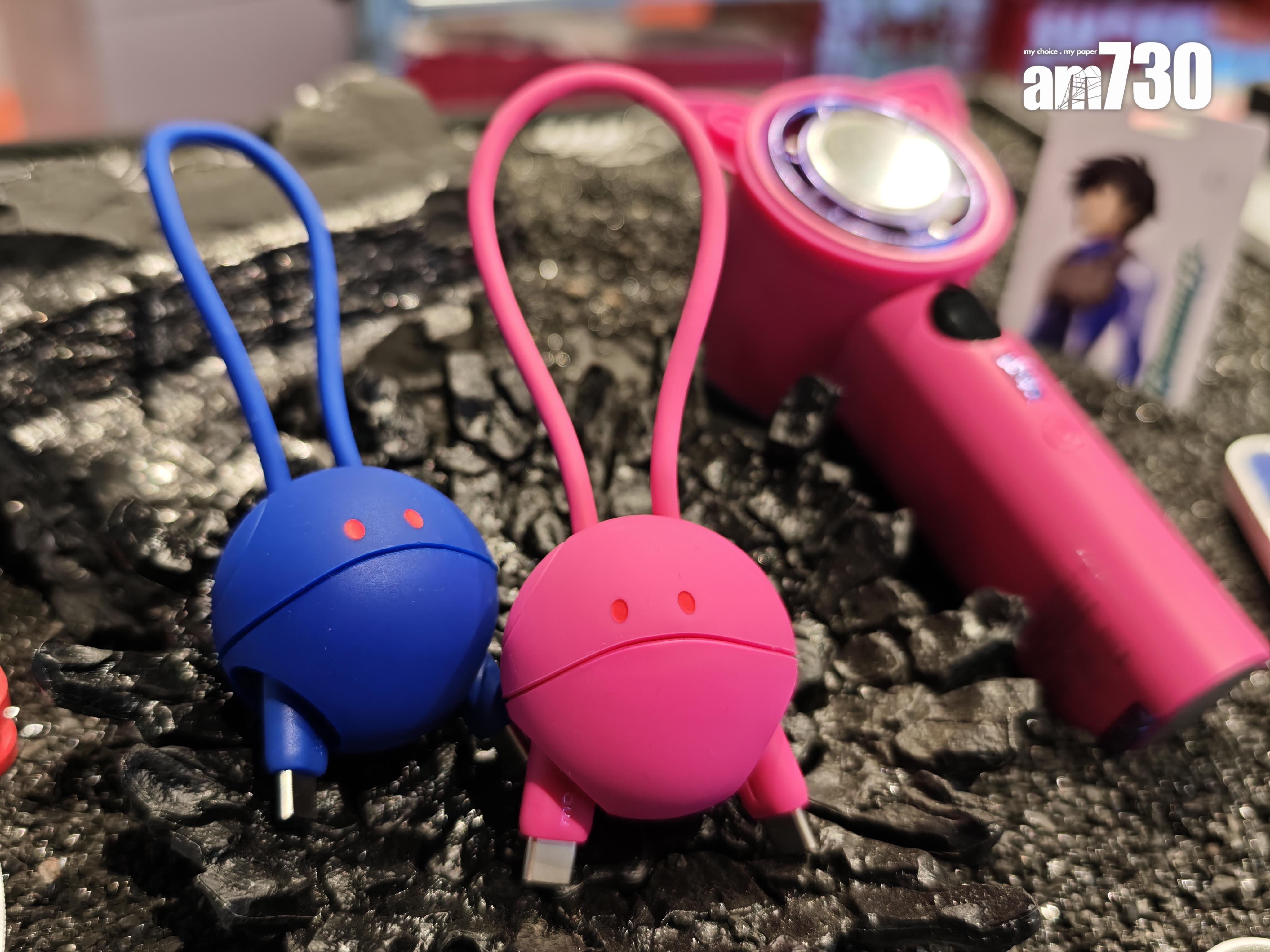 紅色及藍色HARO全球定位器今代多了USB-C充電線。