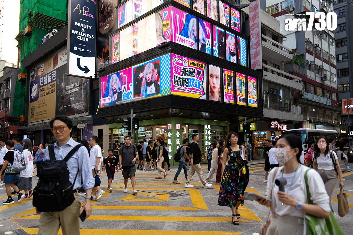 行人使用道路時要注意安全。(資料圖片)