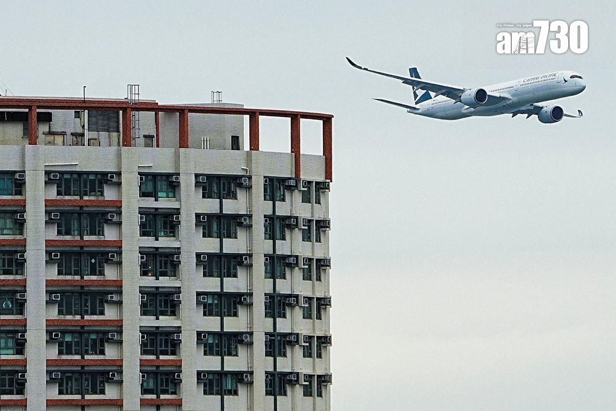 國泰航空一架A350客機今日在維多利亞港低飛,向舊啟德機場致敬。(路透社)