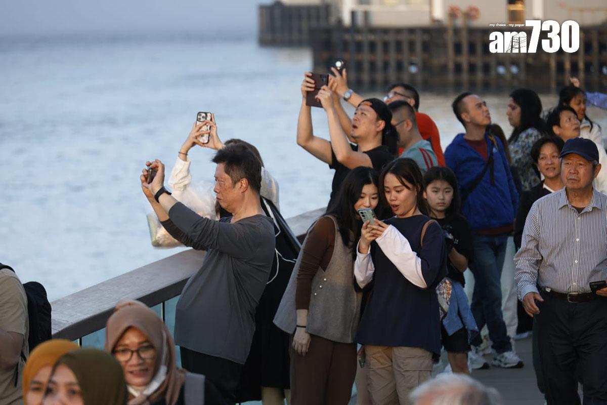 維多利亞港今日有海霧升起,吸引不少市民和旅客打卡。(林俊源攝)