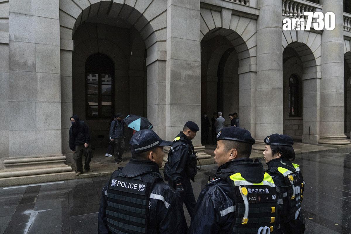 終審法院外有警員戒備。(美聯社)