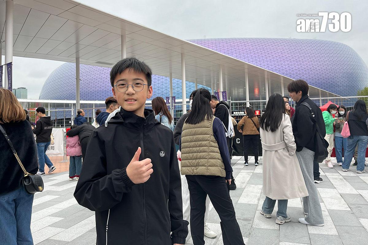 到場觀看國泰客機低飛的黃小朋友,自稱「有小小喜歡飛機」。(陳詠琳攝)