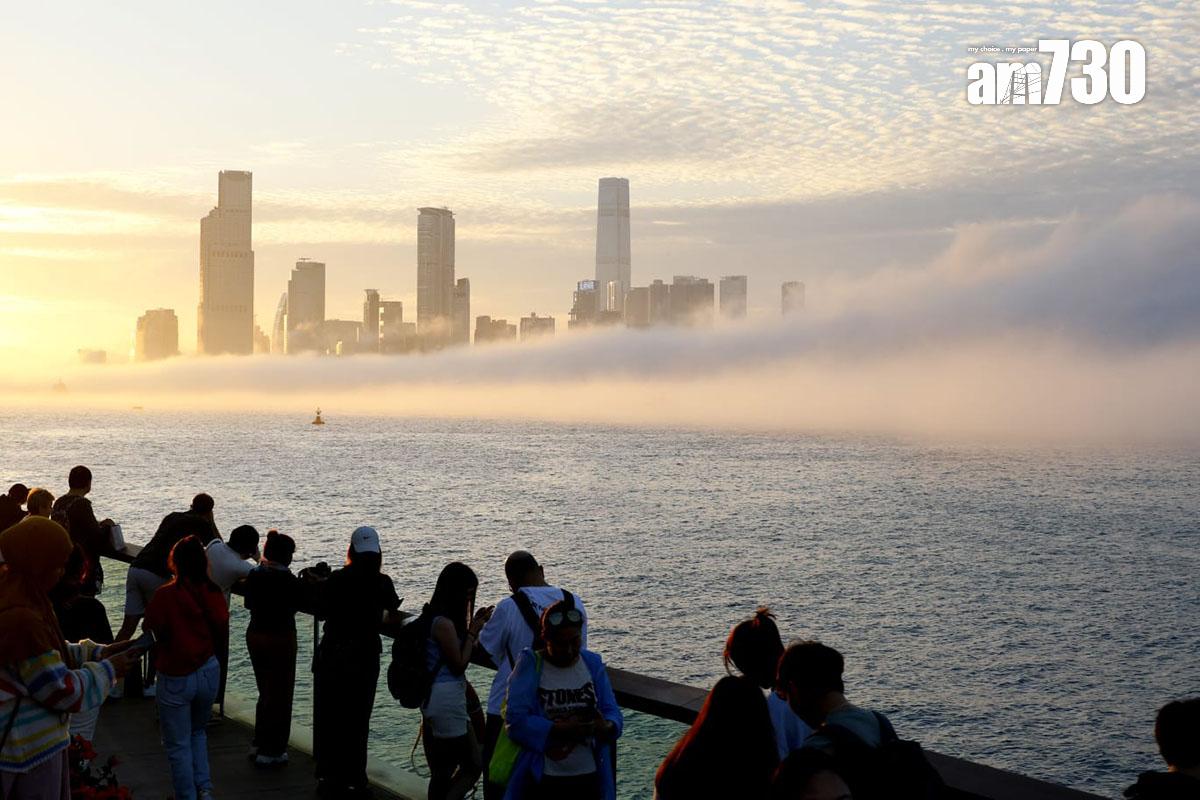 維多利亞港今日有海霧升起,吸引不少市民和旅客打卡。(林俊源攝)