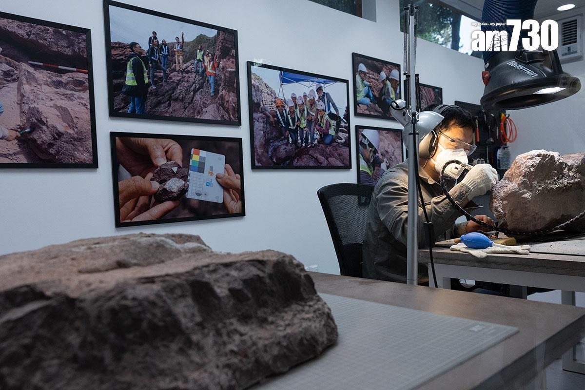 「恐龍會客室」的訪客可近距離觀看專家和工作人員清修恐龍化石。(資料圖片/蘇文傑攝)