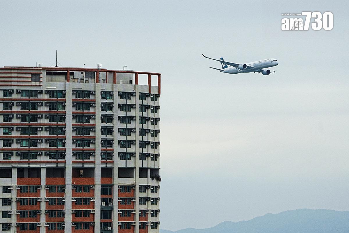國泰航空一架A350客機今日在維多利亞港低飛,向舊啟德機場致敬。(路透社)