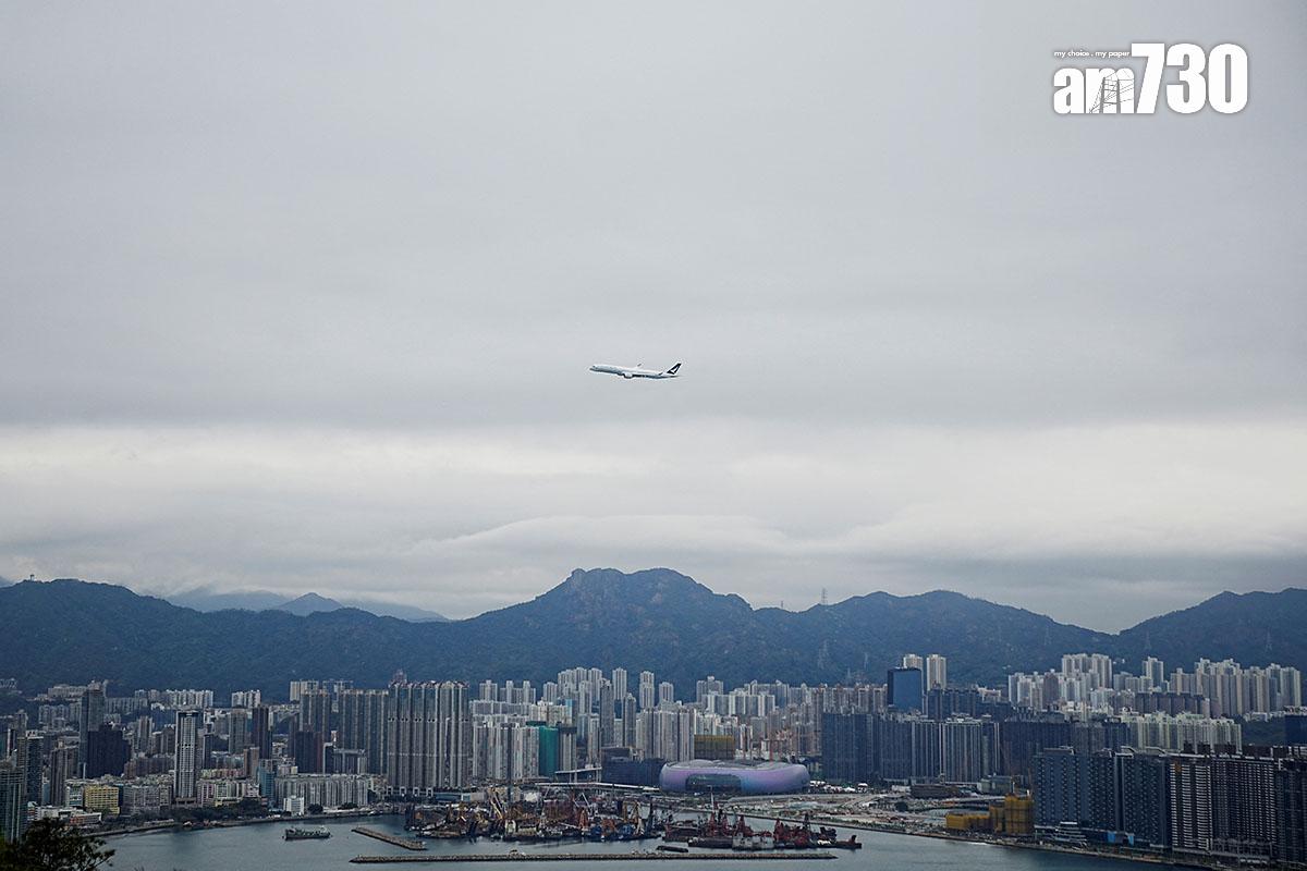 國泰航空一架A350客機今日在維多利亞港低飛,向舊啟德機場致敬。(路透社)