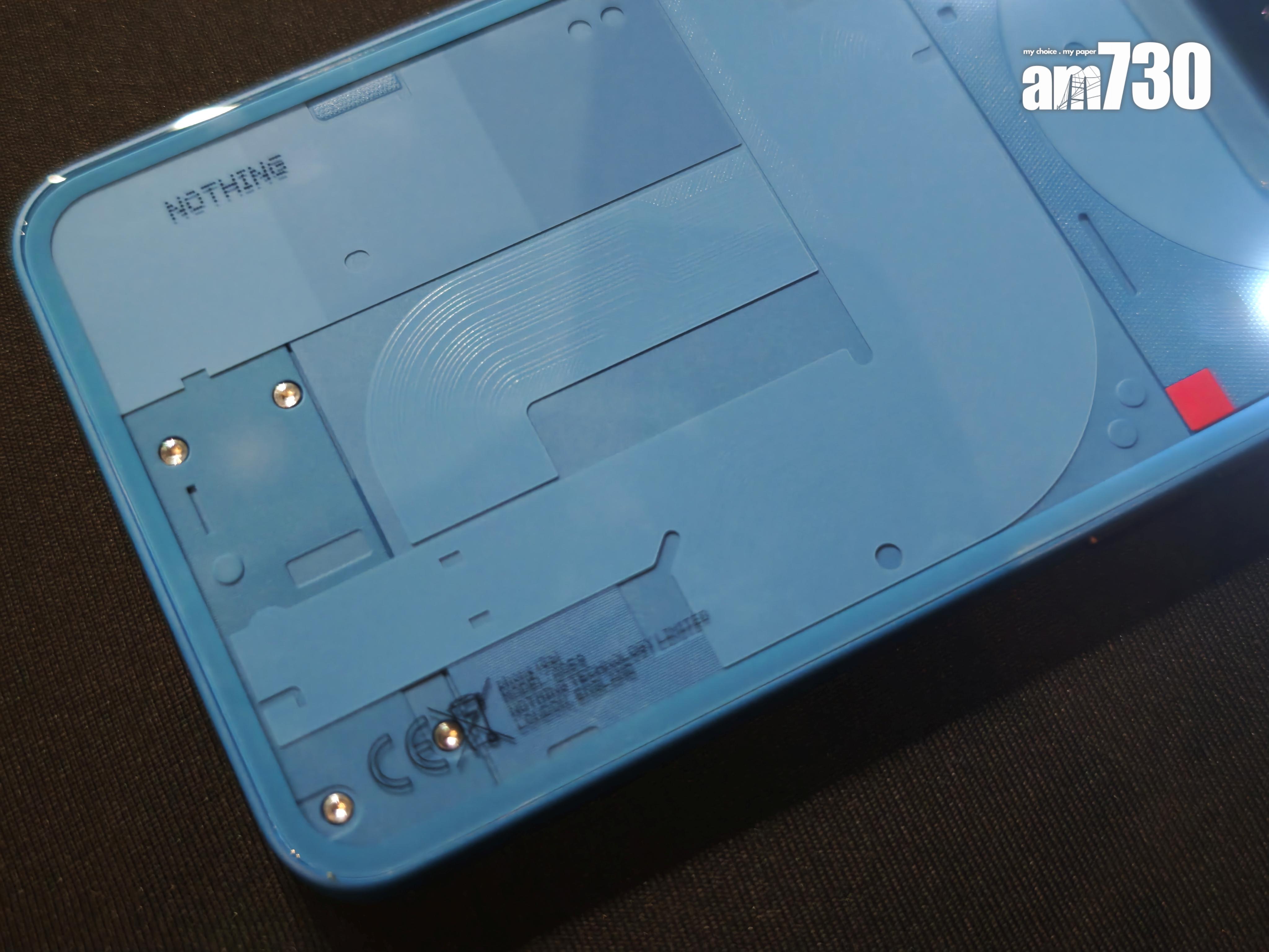 Nothing Phone (3a) 沿用透明機身和以地鐵線為靈感的紋路。