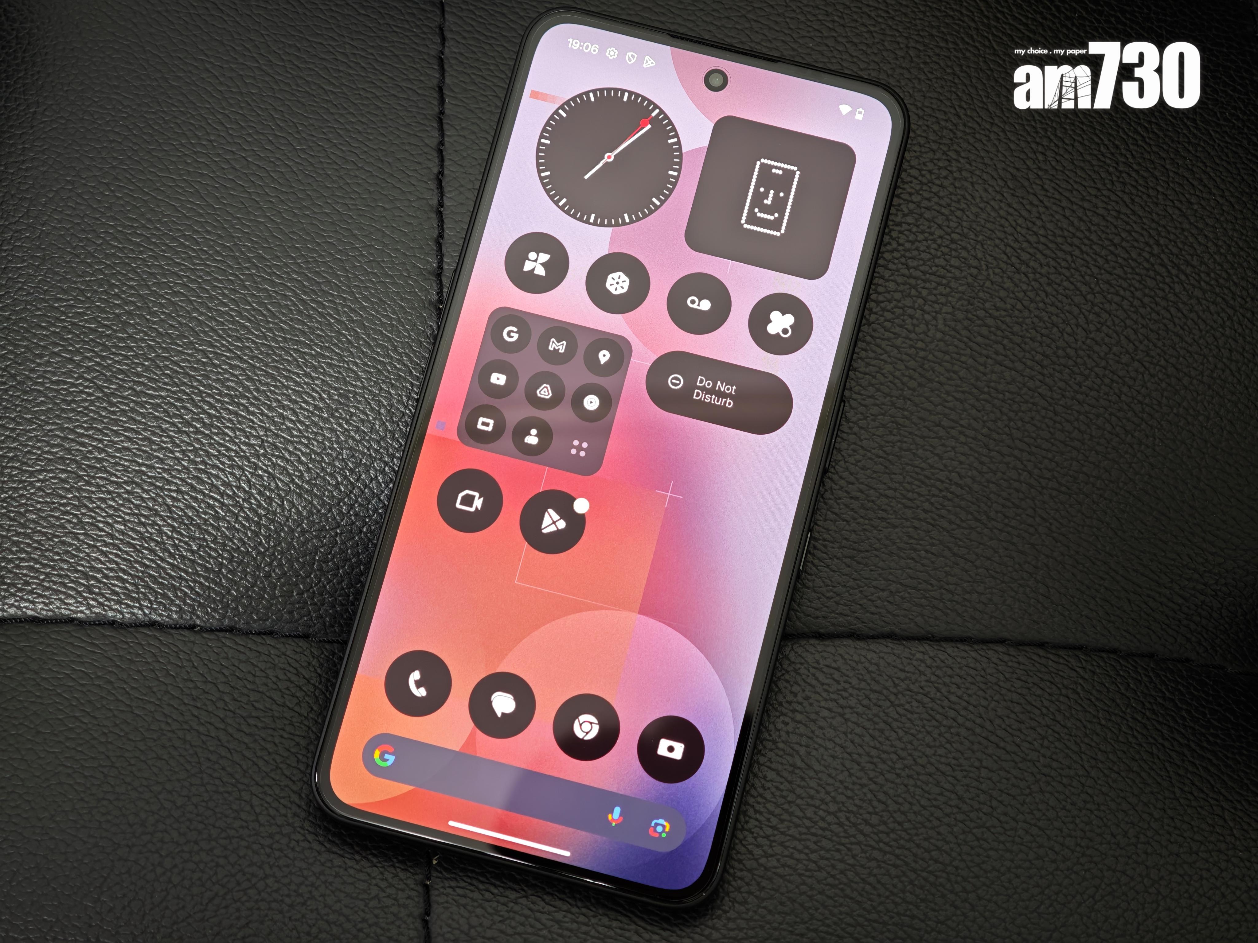 Nothing Phone (3a) Pro的6.77吋屏幕有120Hz自適應刷新率及峰值亮度3000尼特。