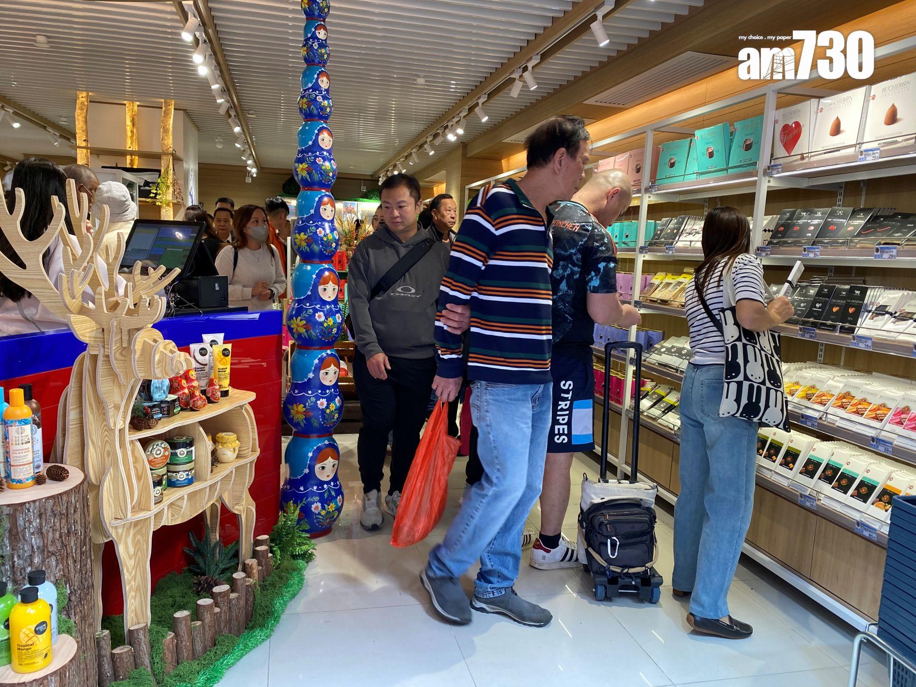 新開業吸引不少途人入來,不過睇多過買。