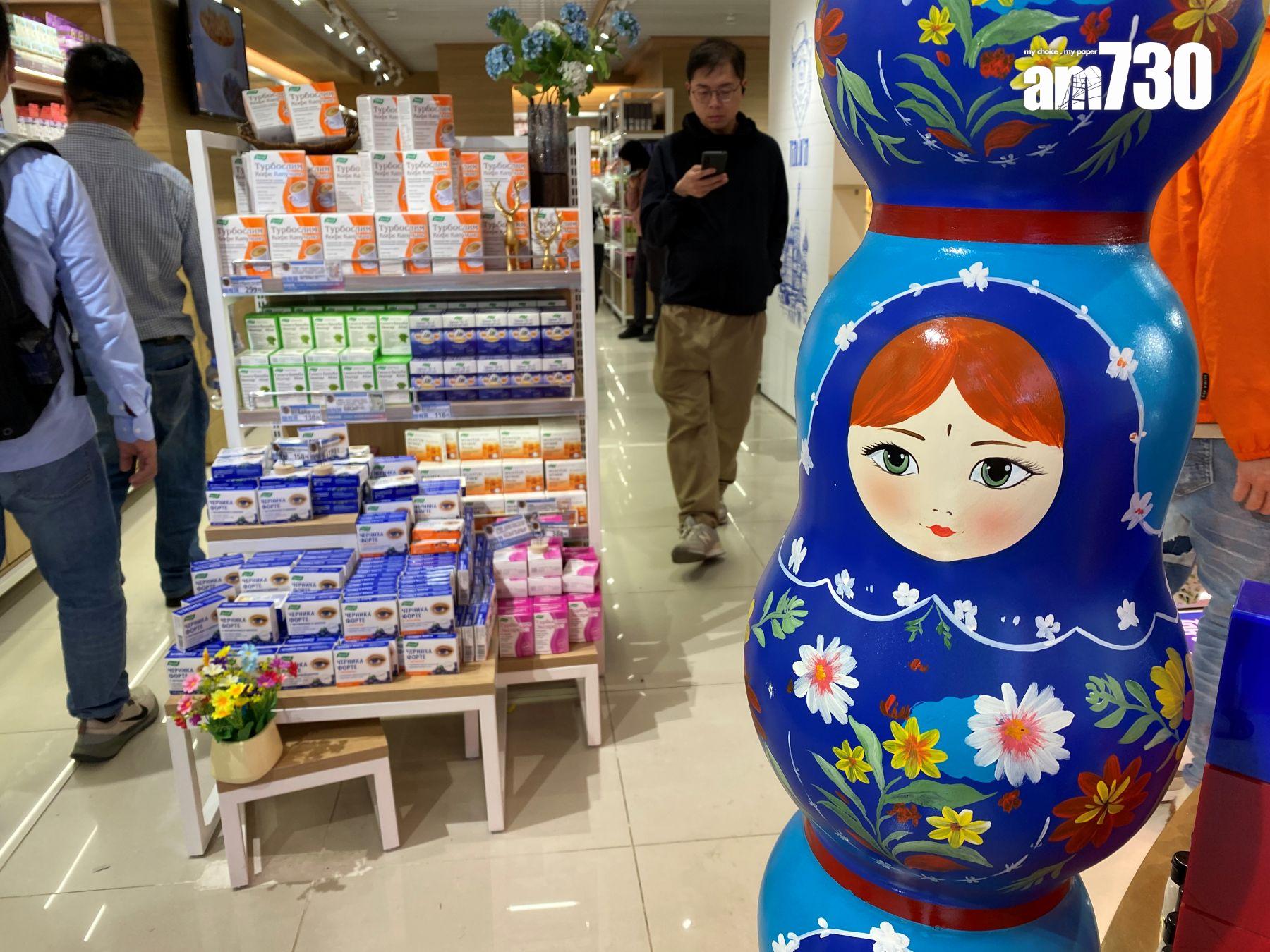 店內放了俄羅斯娃娃作裝飾。