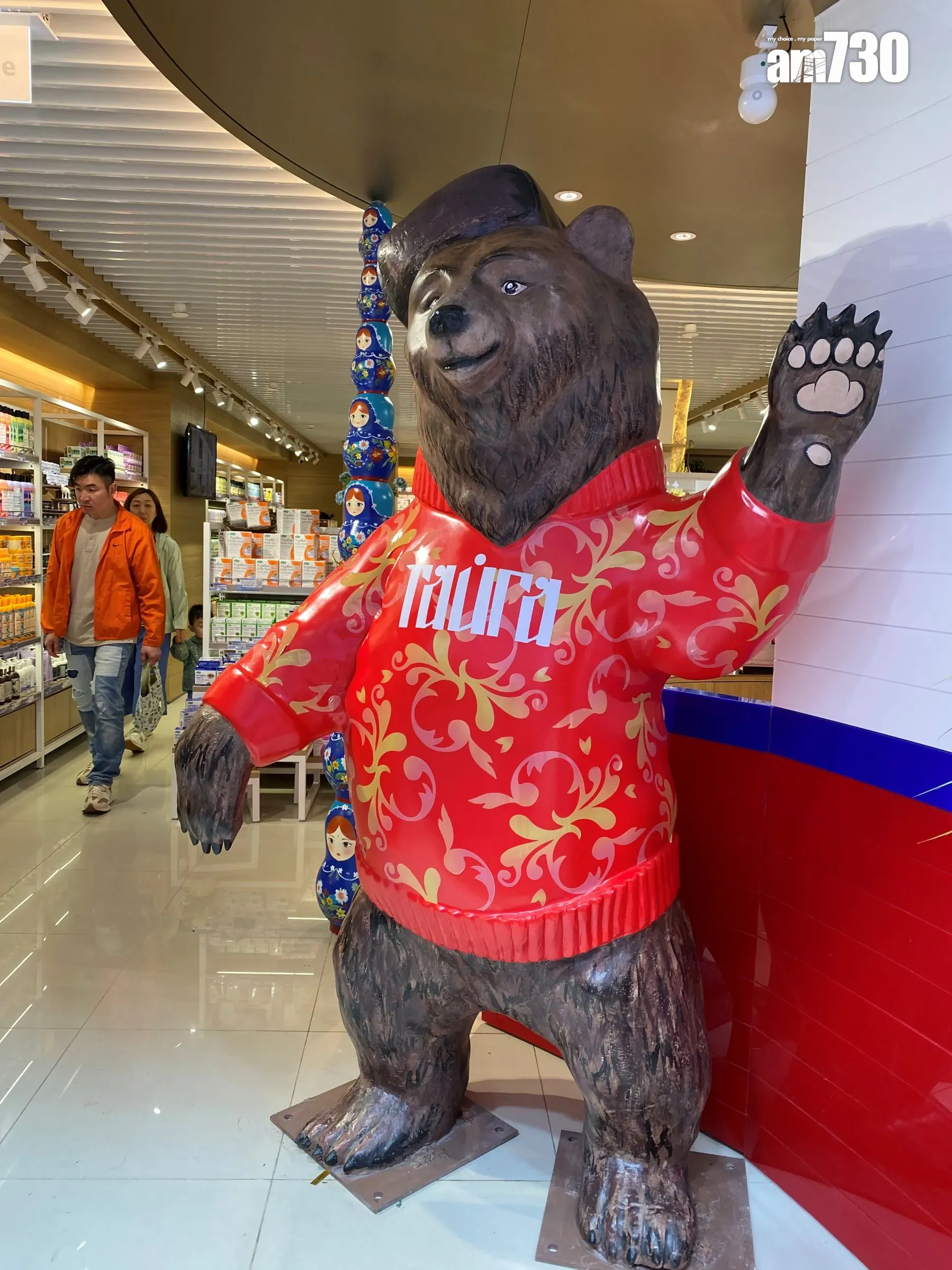 超市擺放了黑熊點綴。