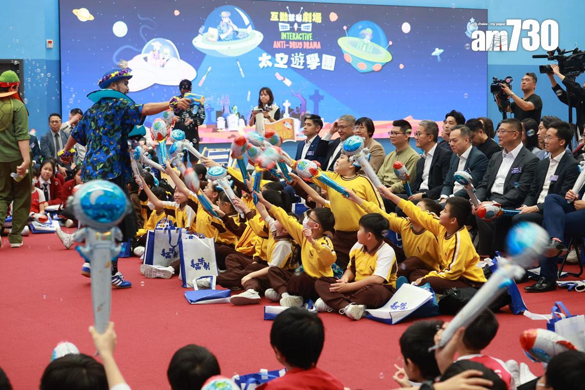 警務處推出反「太空油毒品」互動劇場。(羅錦鴻攝)