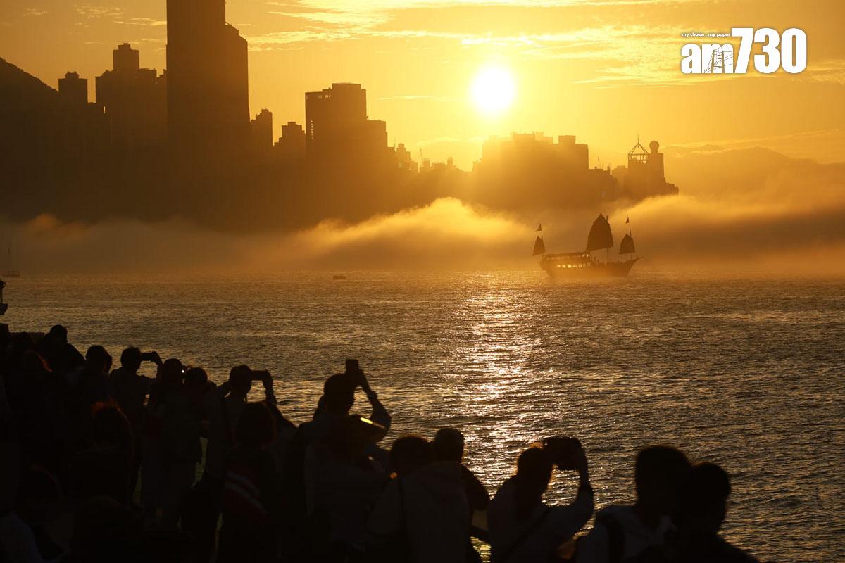維多利亞港今日有海霧升起,吸引不少市民和旅客打卡。(林俊源攝)