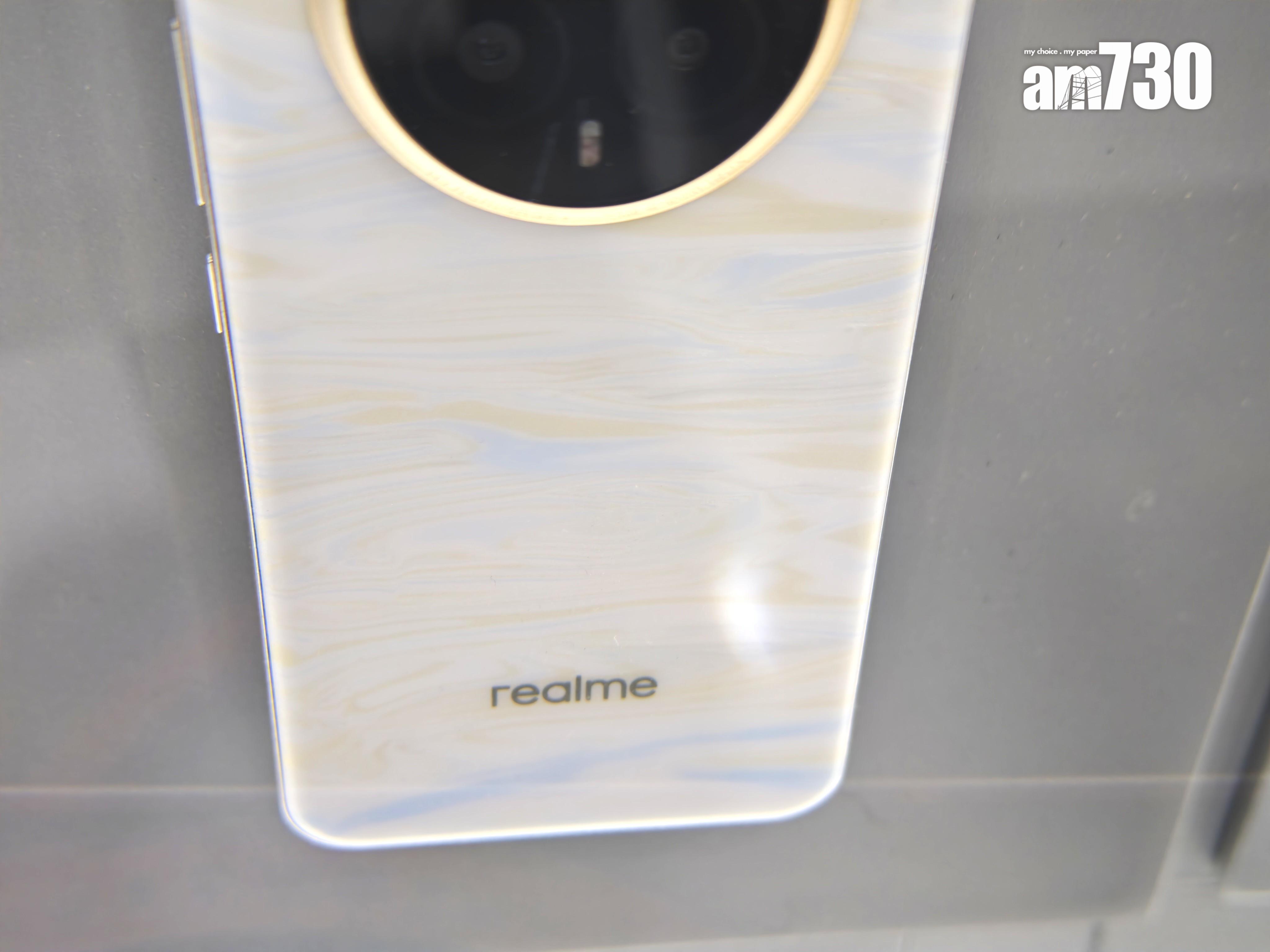 realme 14 Pro+機身遇冷會出現一絲絲藍色紋理。