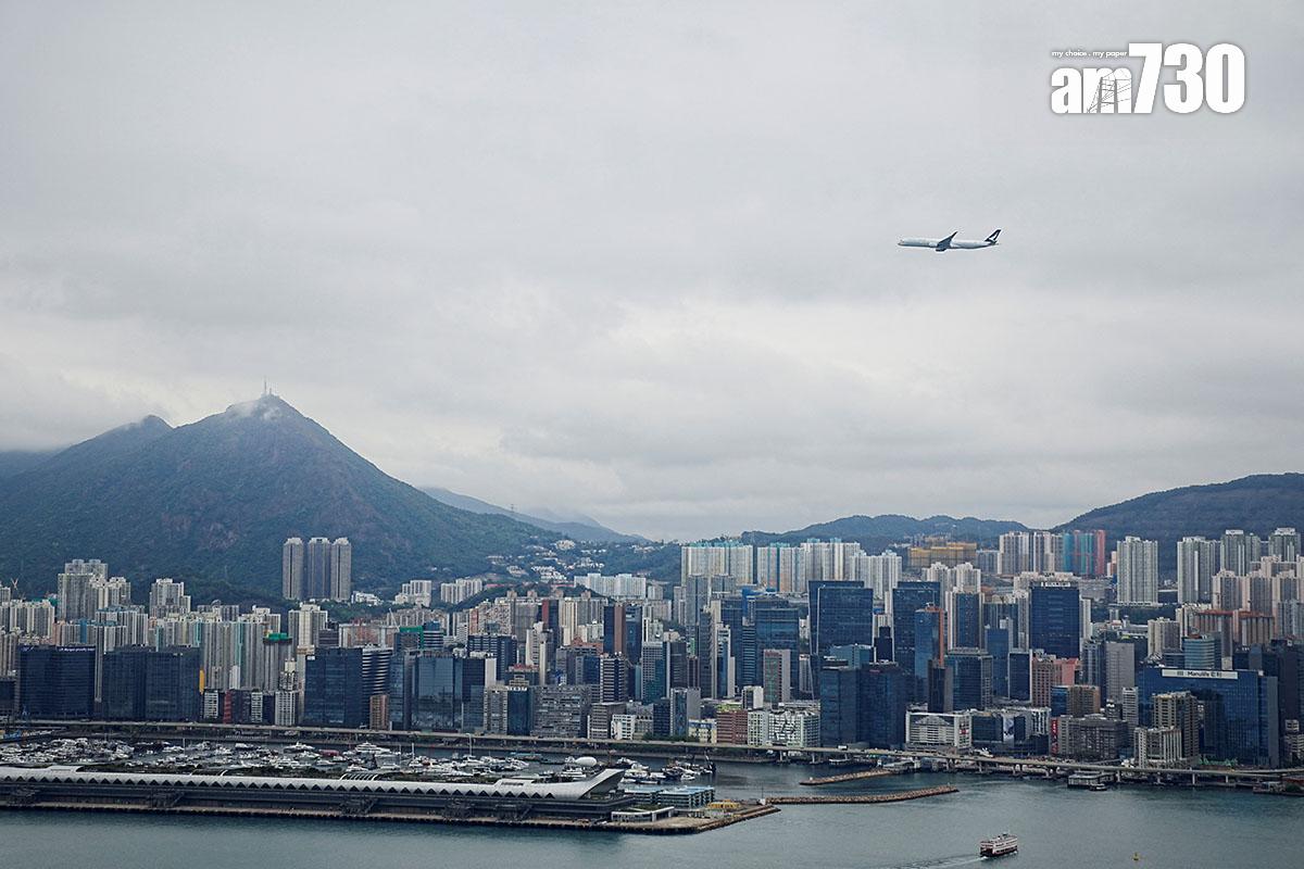 國泰航空一架A350客機今日在維多利亞港低飛,向舊啟德機場致敬。(路透社)