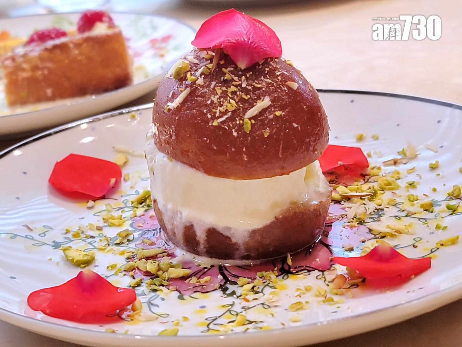 玫瑰蜜炸奶球 ($108)以麵粉、奶粉及酥油製成麵糰,炸至金黃色,外層淋上甜度突出的玫瑰豆蔻糖漿,中間放進雪糕,外熱內冷。