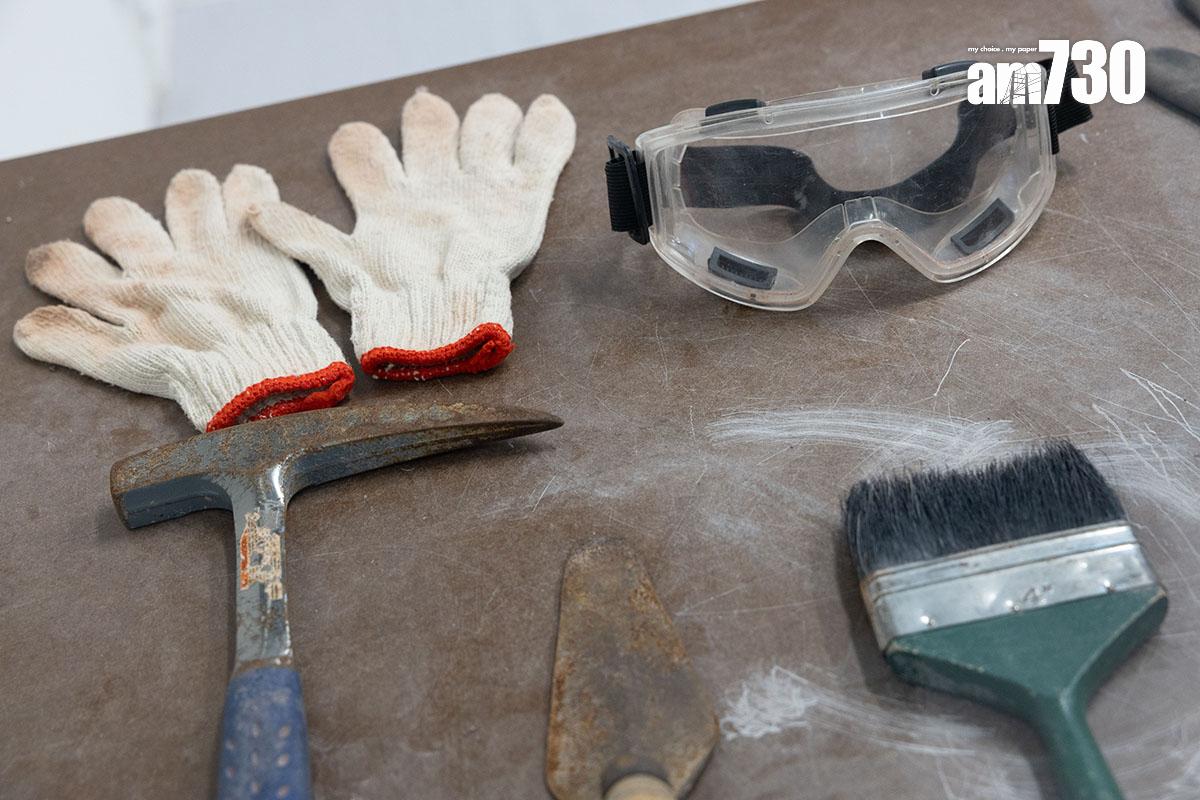 「恐龍會客室」的訪客可近距離觀看專家和工作人員清修恐龍化石。(資料圖片/蘇文傑攝)