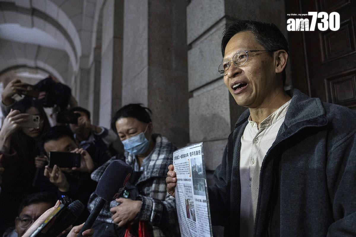 鄧岳君獲判終極上訴得直後,在庭外拿起有關支聯會的剪報。(美聯社)