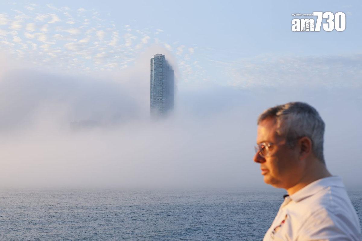 維多利亞港今日有海霧升起,建築物和船隻若隱若現。(林俊源攝)