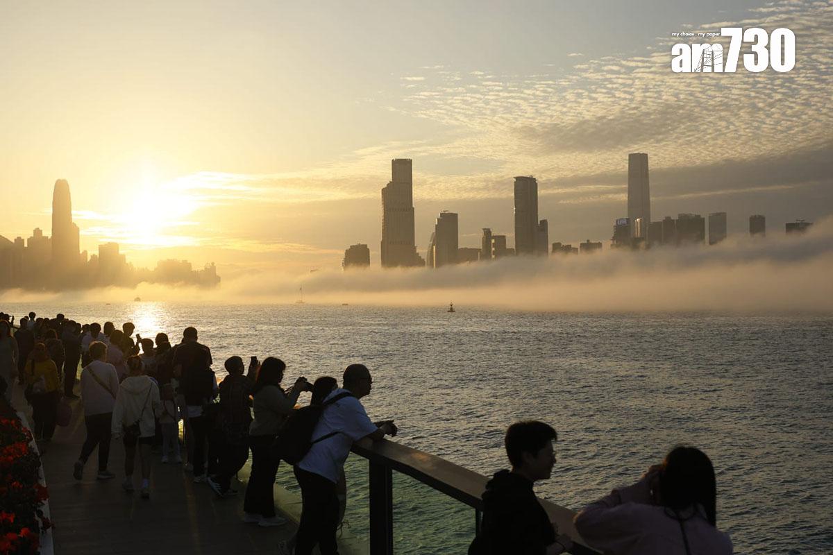 維多利亞港今日有海霧升起,吸引不少市民和旅客打卡。(林俊源攝)