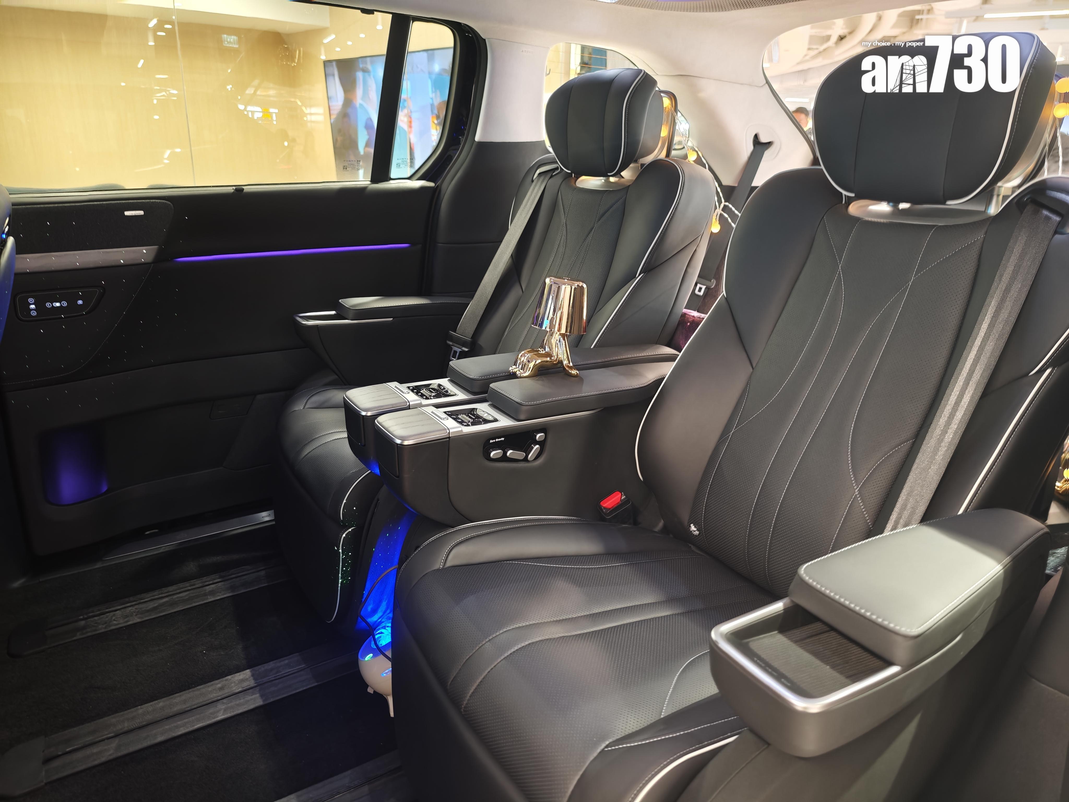 中排兩張航空級零重力電動大班椅,更有按摩功能。