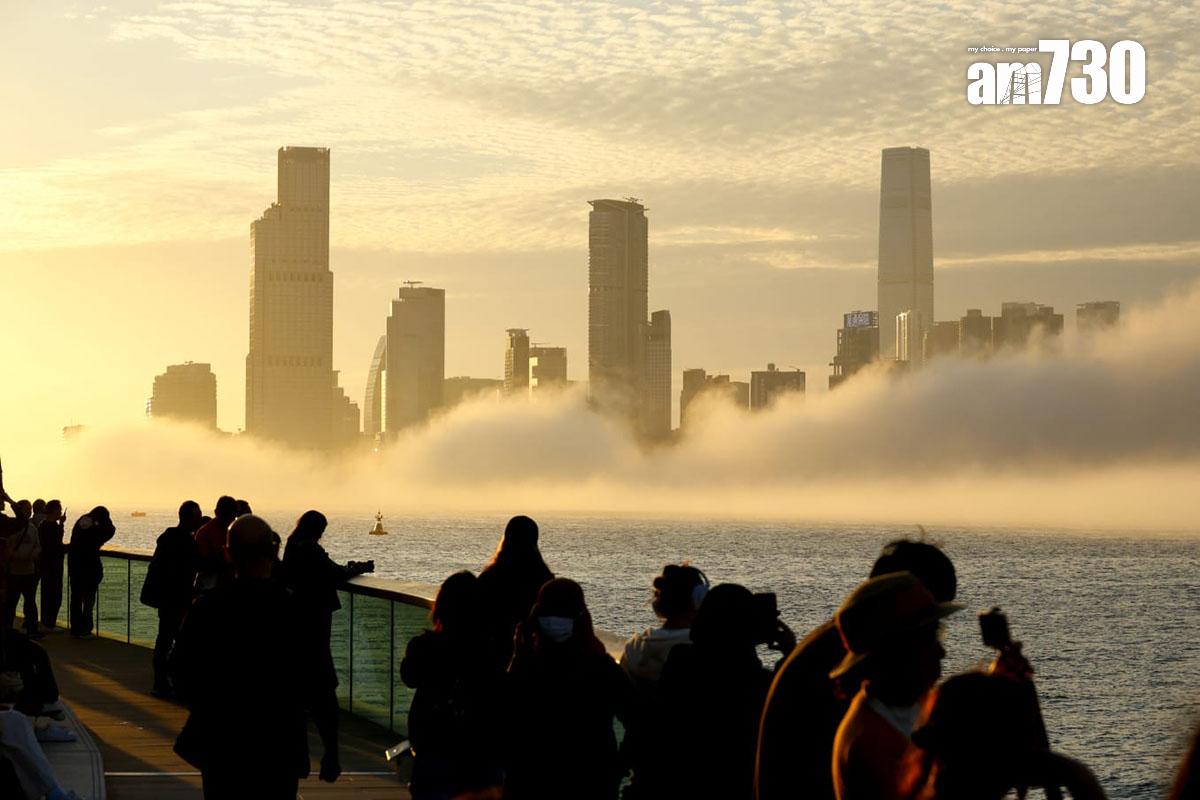 維多利亞港今日有海霧升起,吸引不少市民和旅客打卡。(林俊源攝)