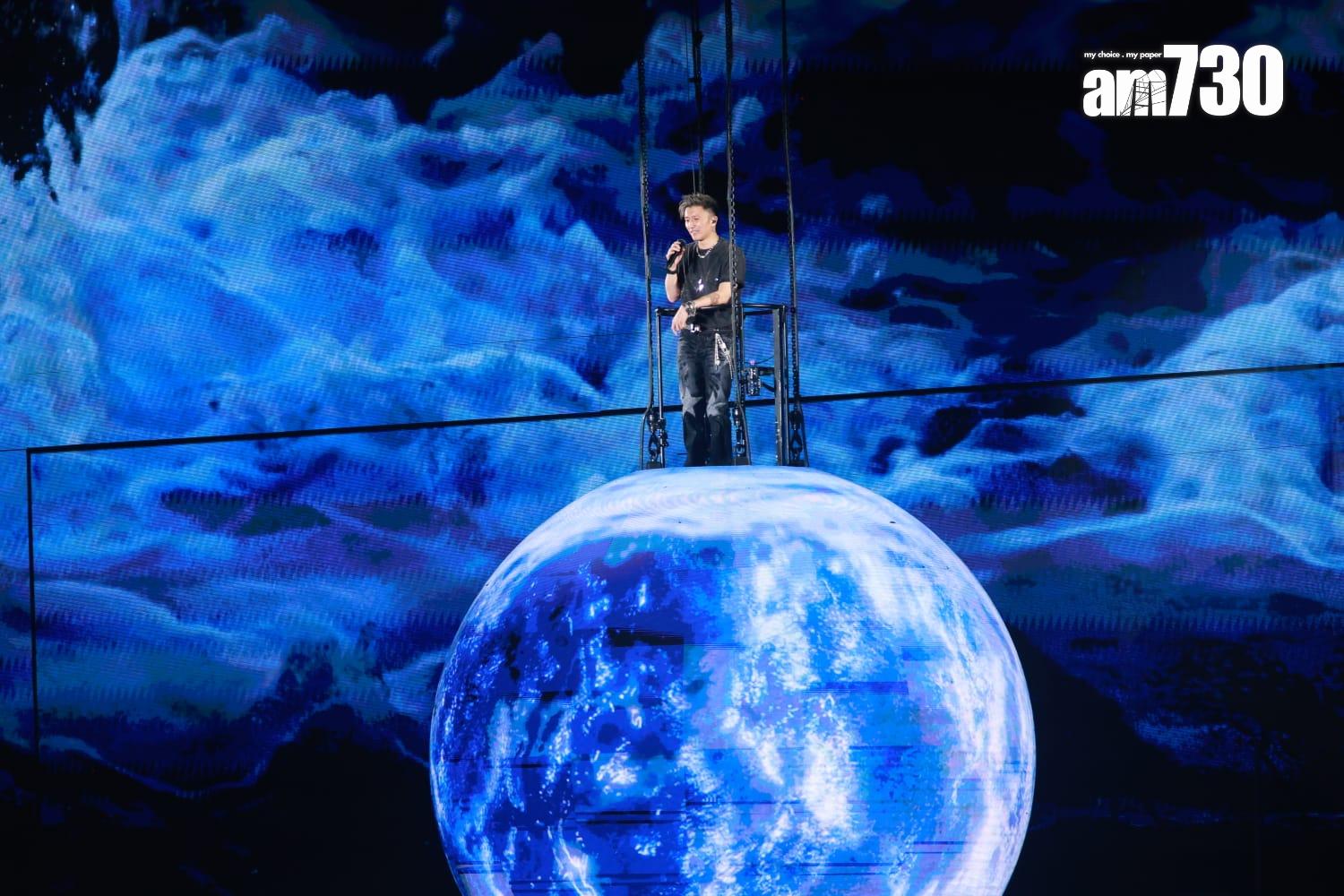 霆鋒站在球上一口氣唱出多首作品。 (羅錦鴻攝)