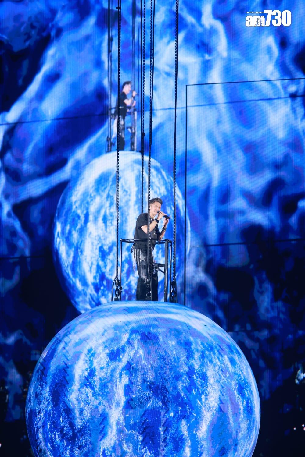 霆鋒站在球上與全場觀眾拉近距離。 (羅錦鴻攝)